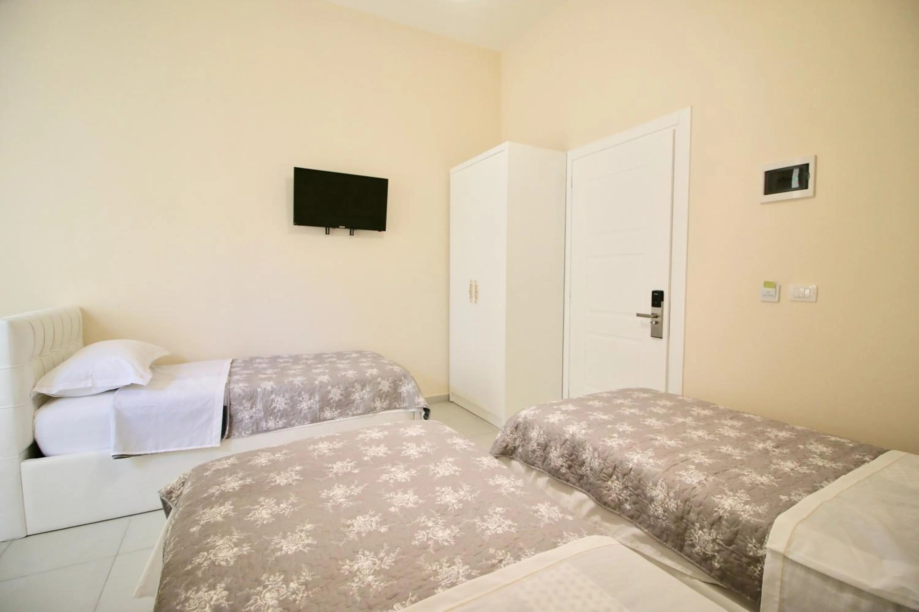 Communal lounge/ TV room, Bed in Hotel Orestiada