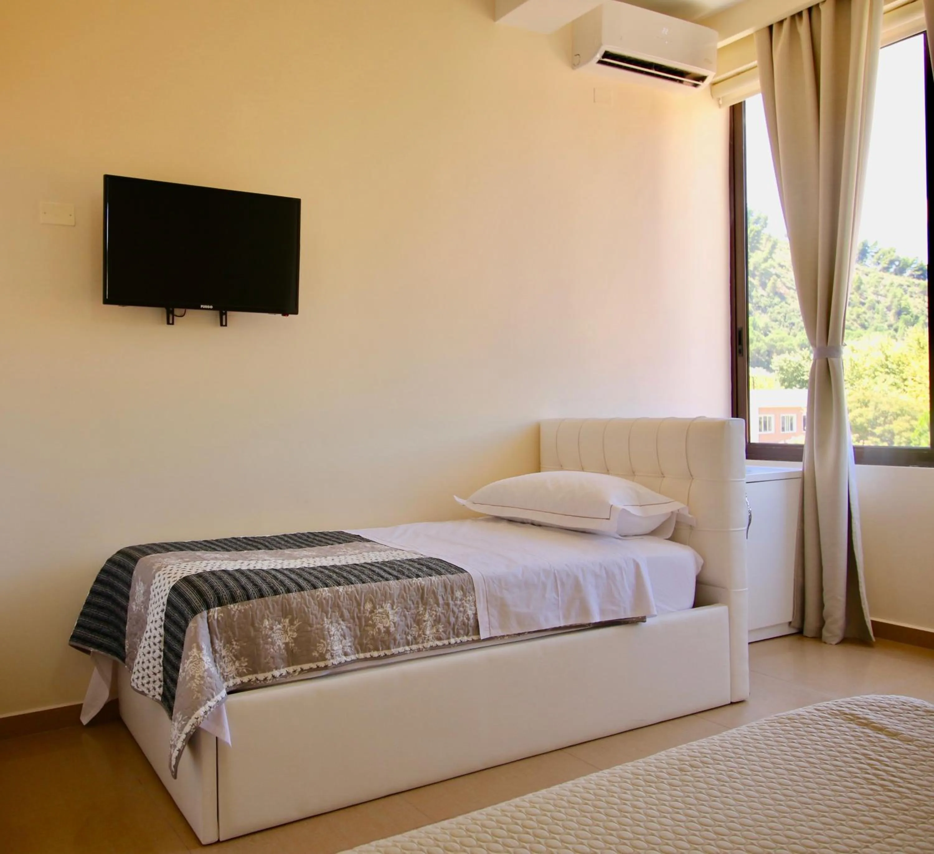 Communal lounge/ TV room, Bed in Hotel Orestiada