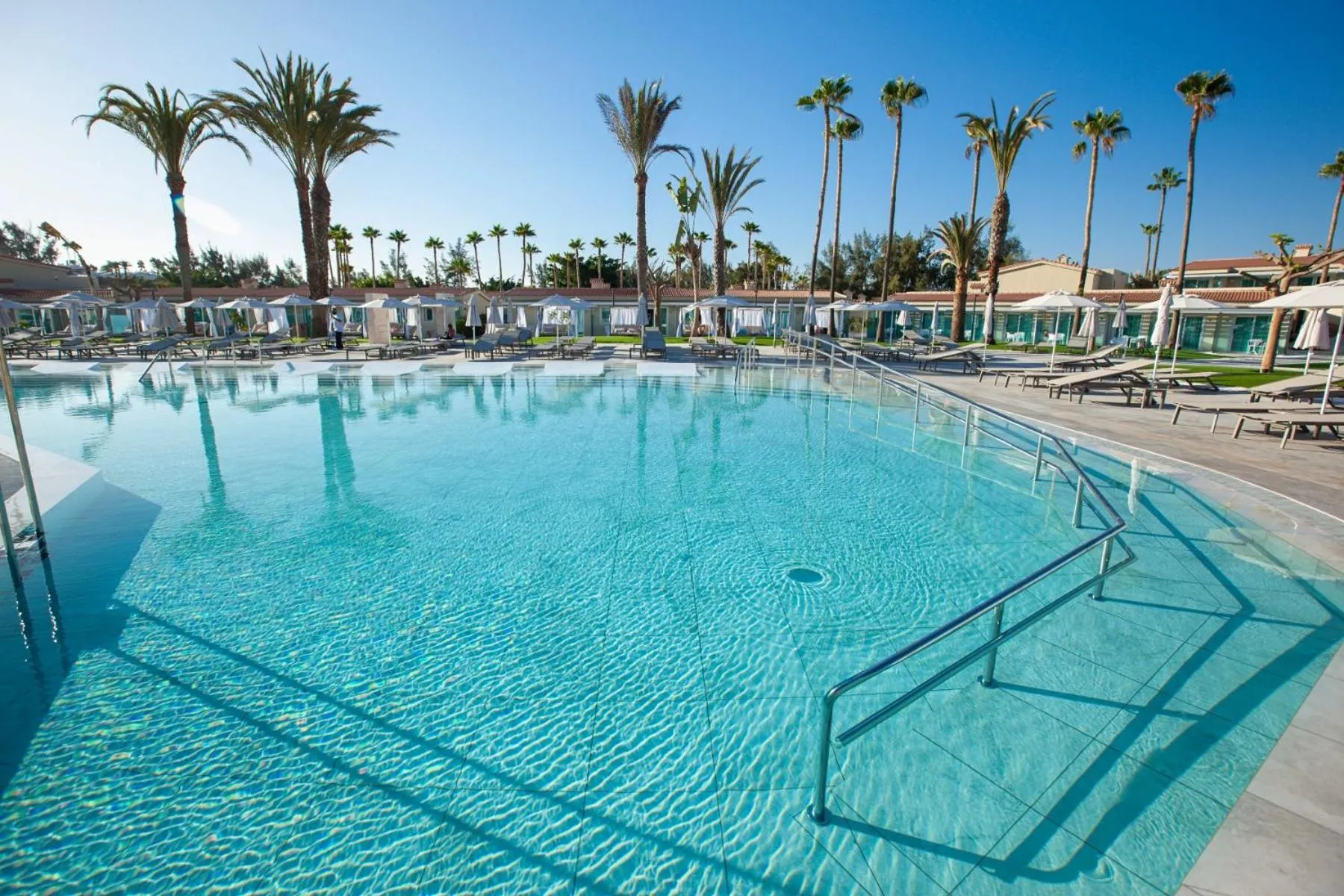 Swimming pool in Kumara Serenoa By Lopesan Hotels