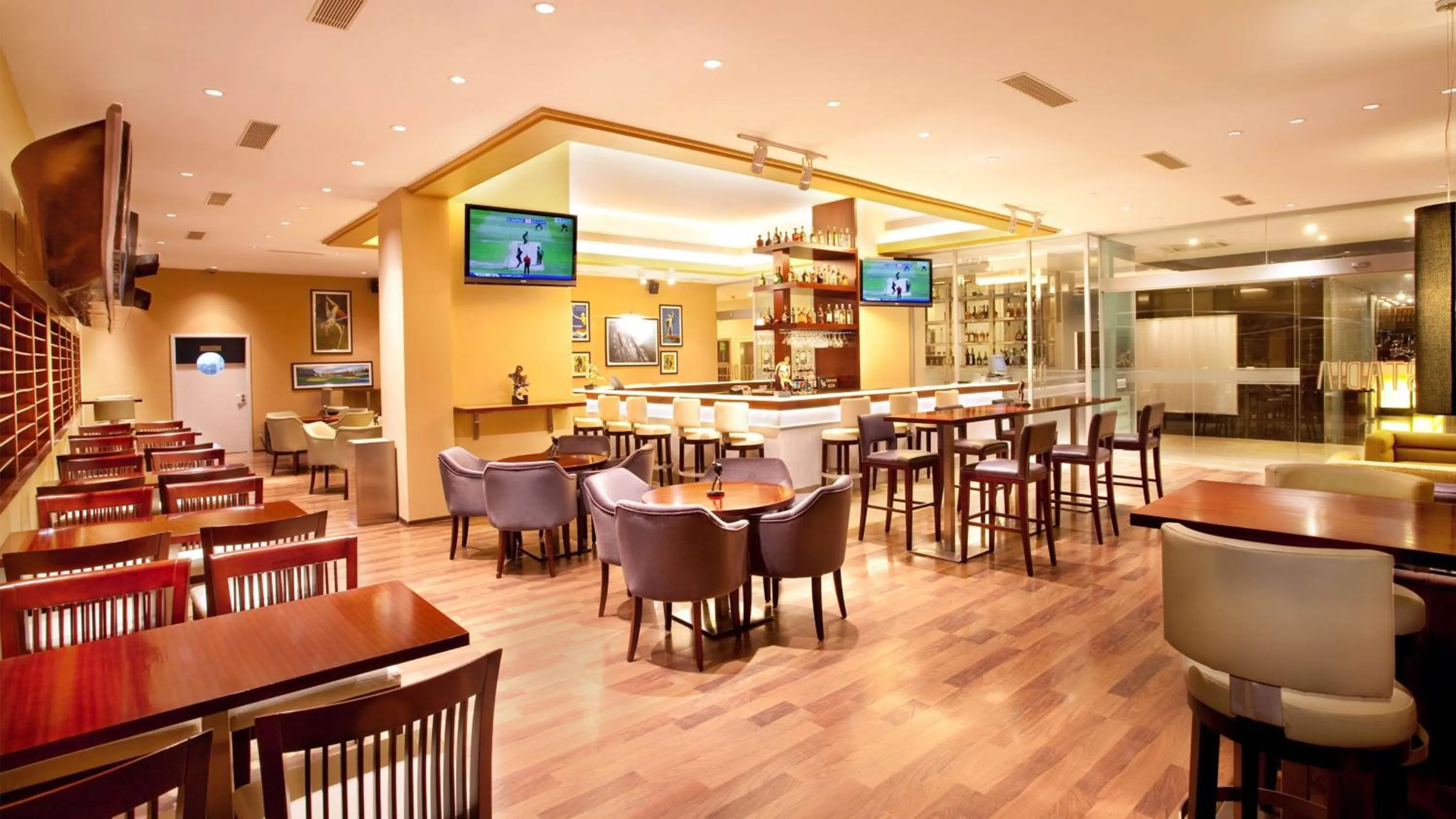 Lounge or bar in Holiday Inn Cochin by IHG