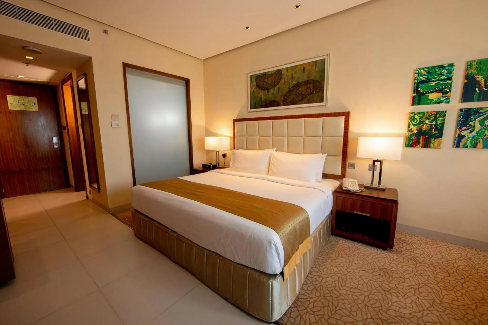 Photo of the whole room, Bed in Holiday Inn Cochin by IHG
