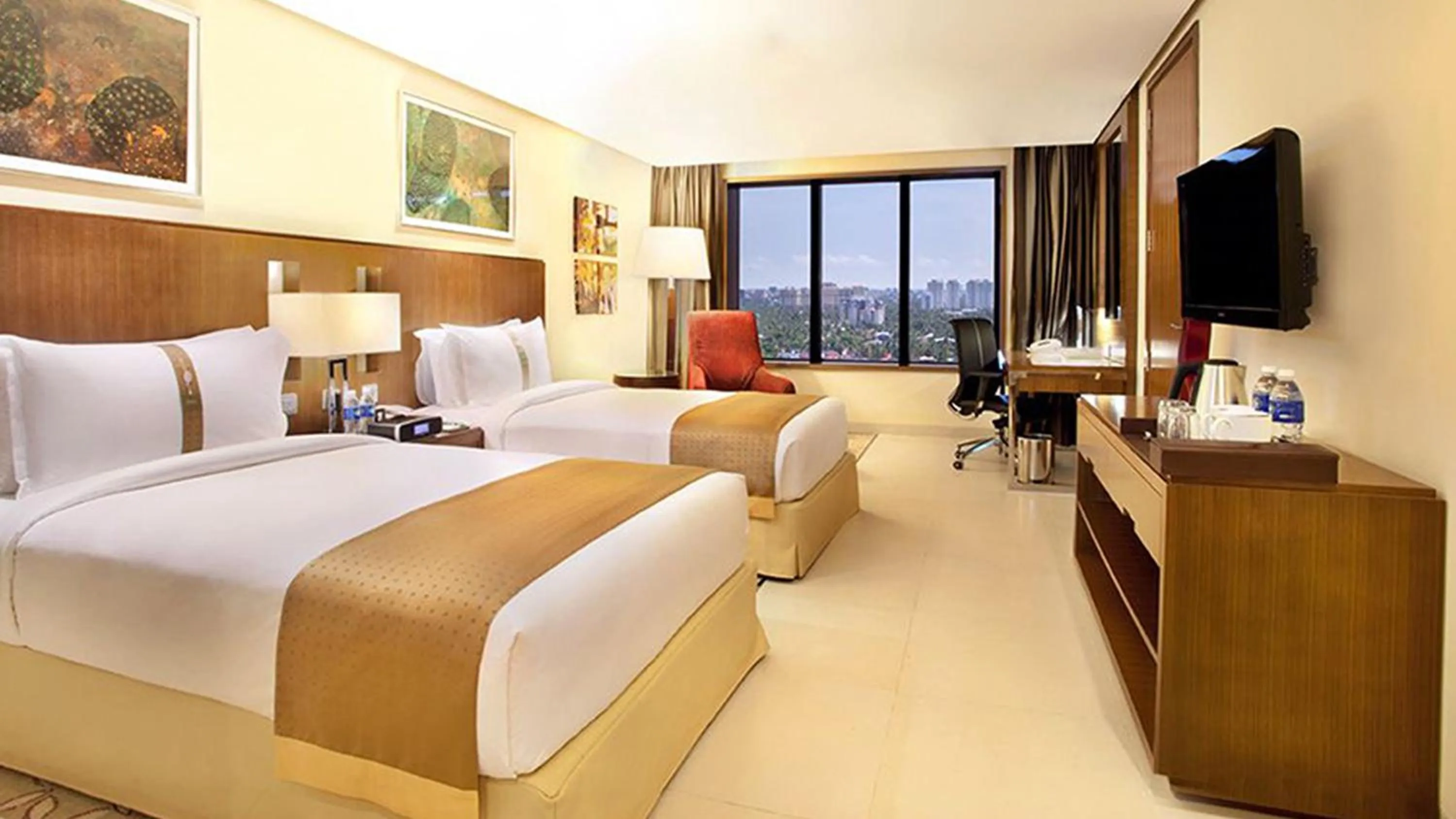 Photo of the whole room, Bed in Holiday Inn Cochin by IHG