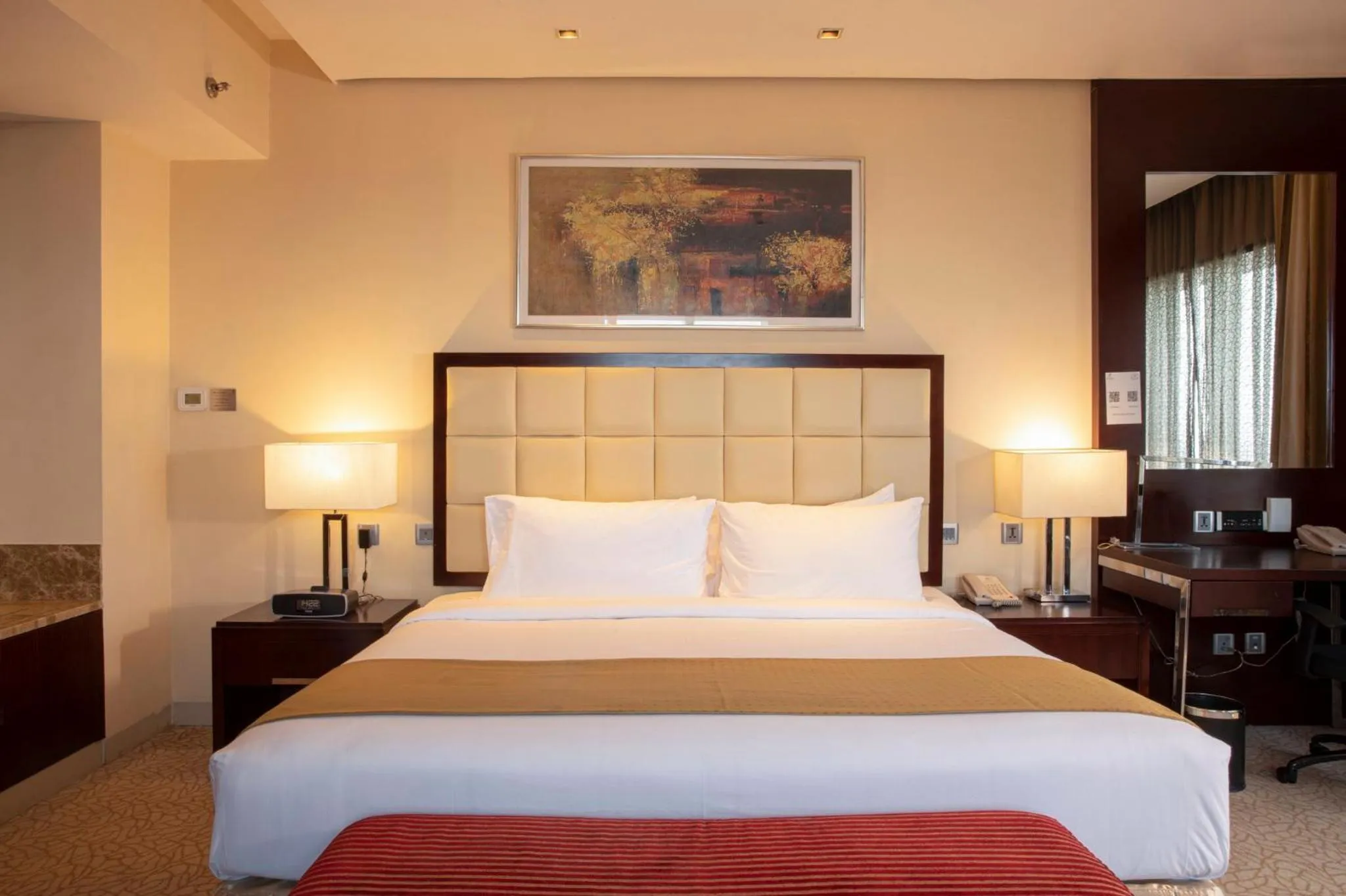 Photo of the whole room, Bed in Holiday Inn Cochin by IHG