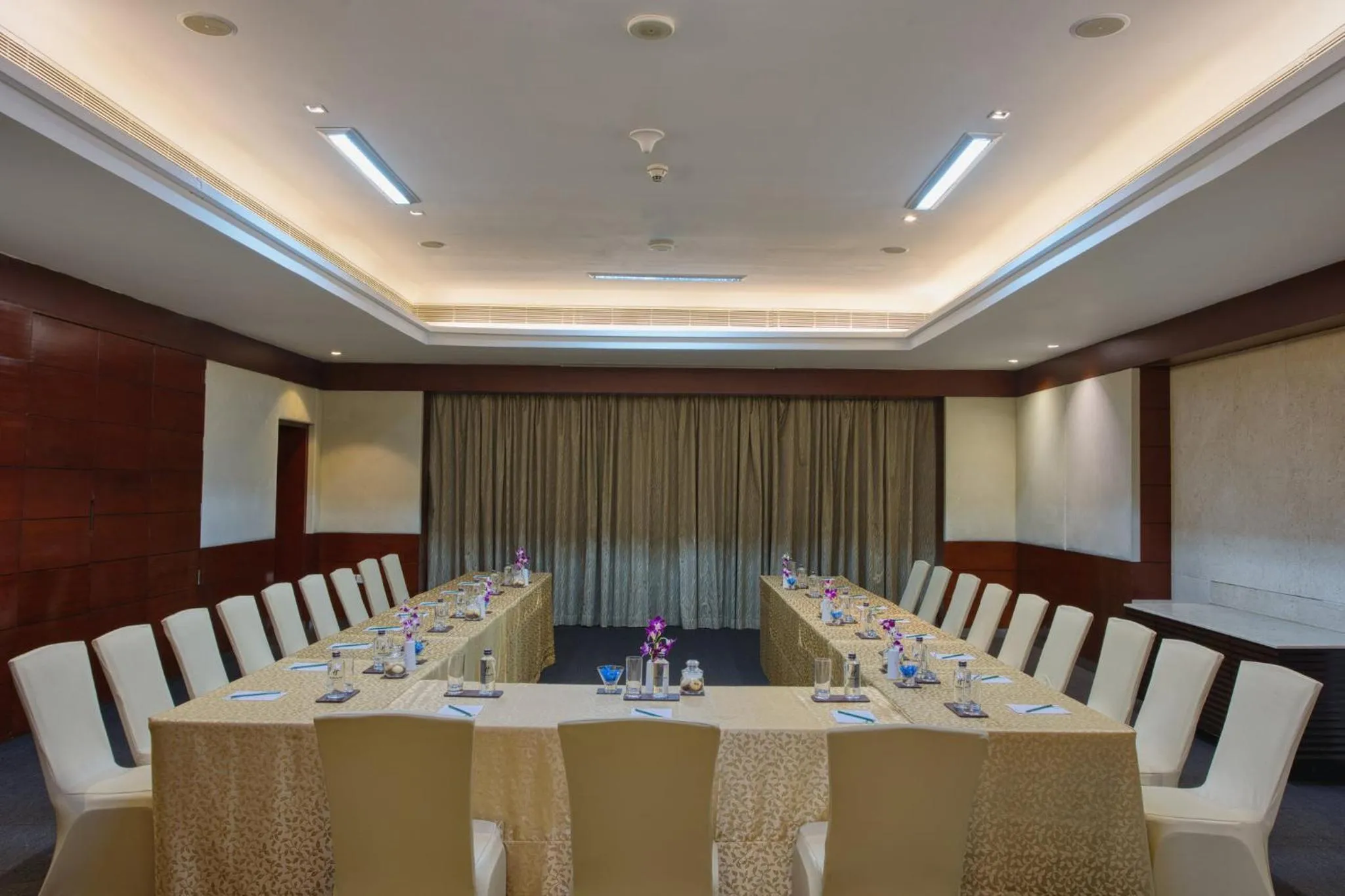 Meeting/conference room in Holiday Inn Cochin by IHG