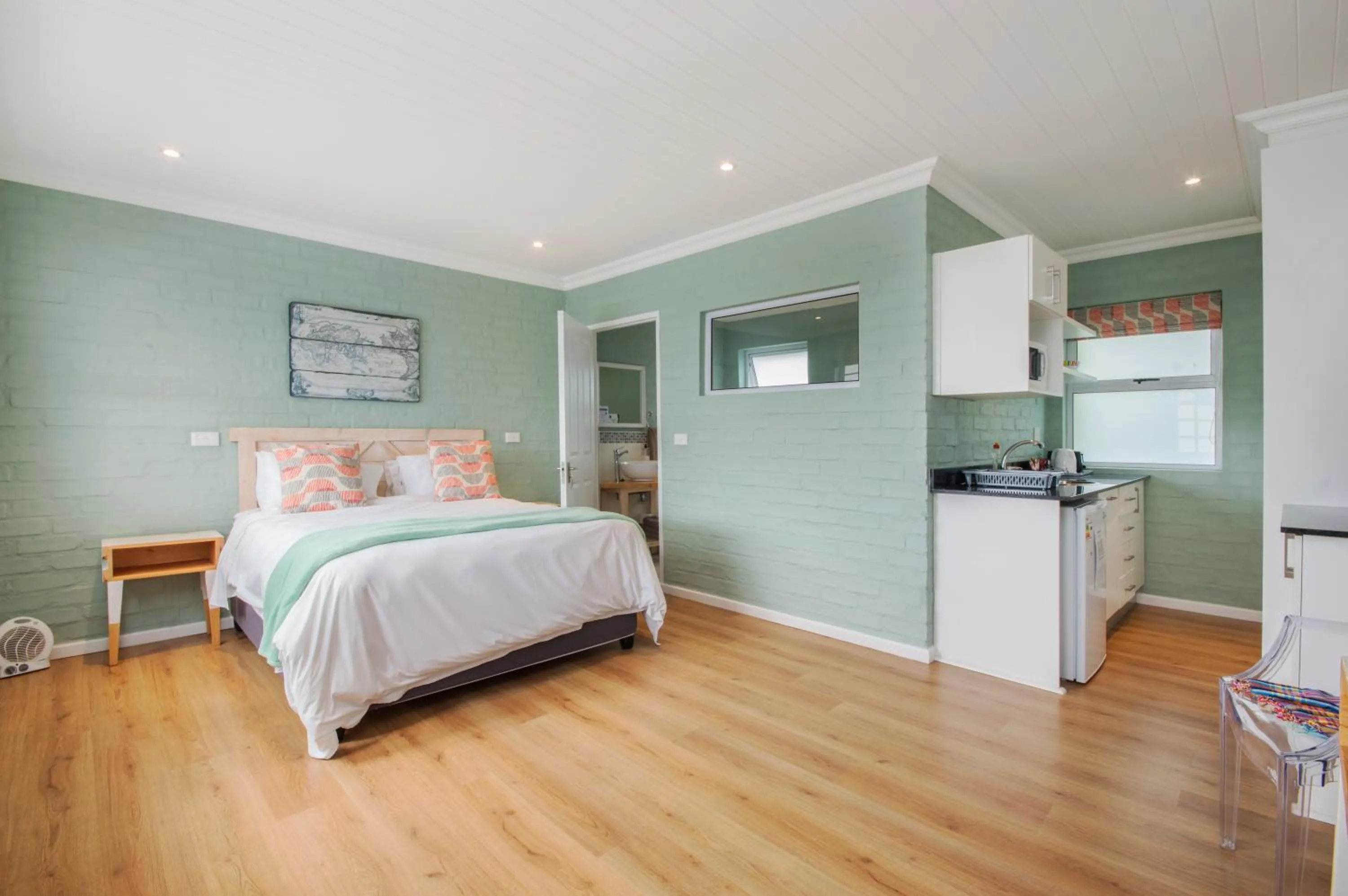 Kitchen or kitchenette, Bed in Cape St Francis Resort