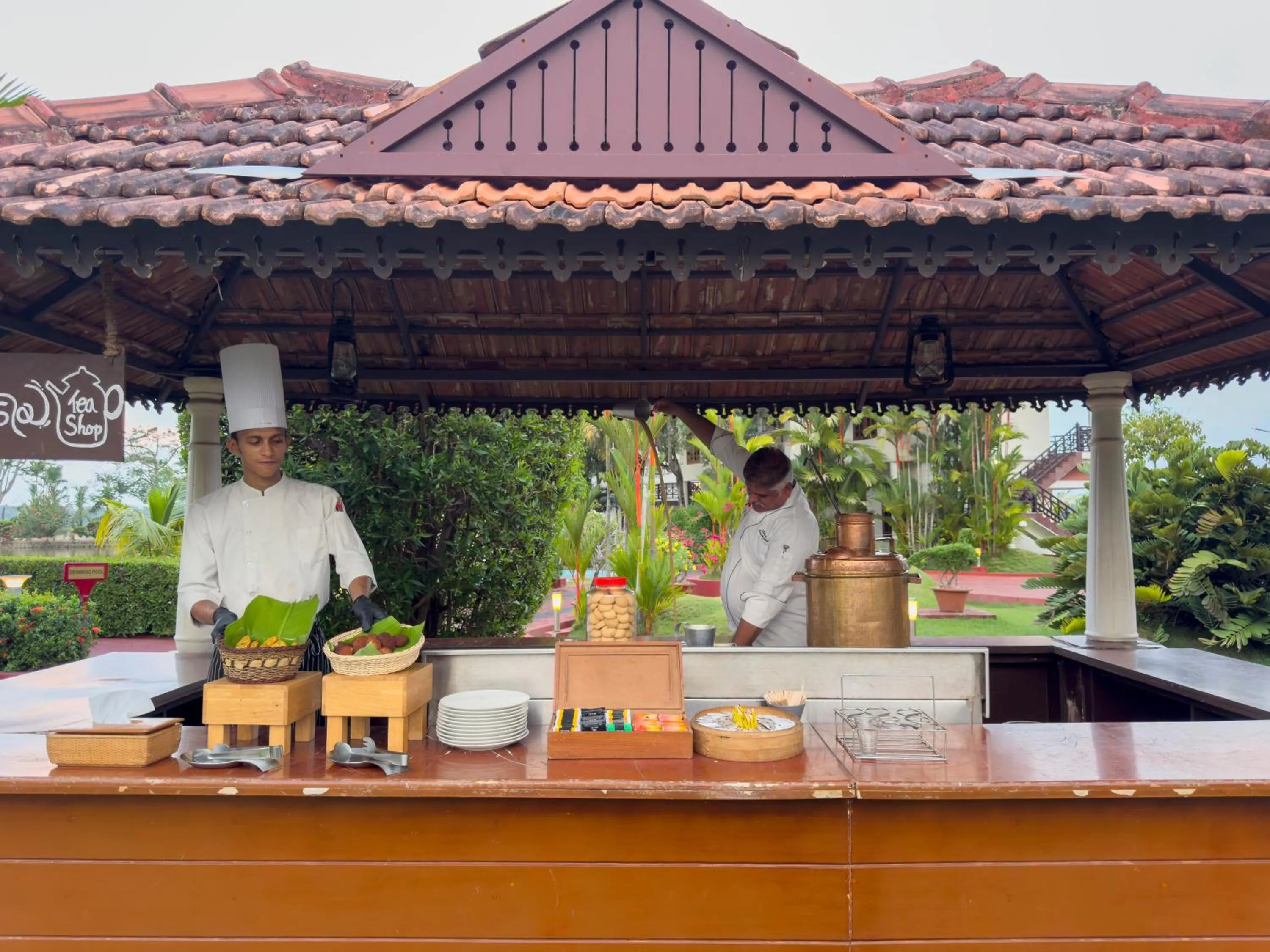 Food and drinks in Sterling Lake Palace Alleppey
