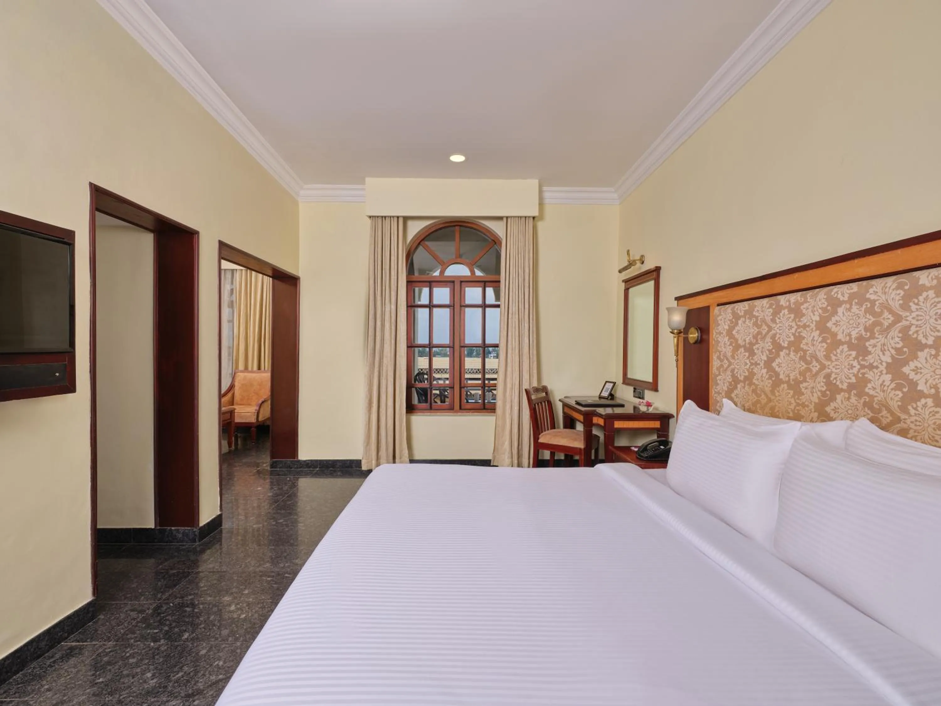 Bed in Sterling Lake Palace Alleppey