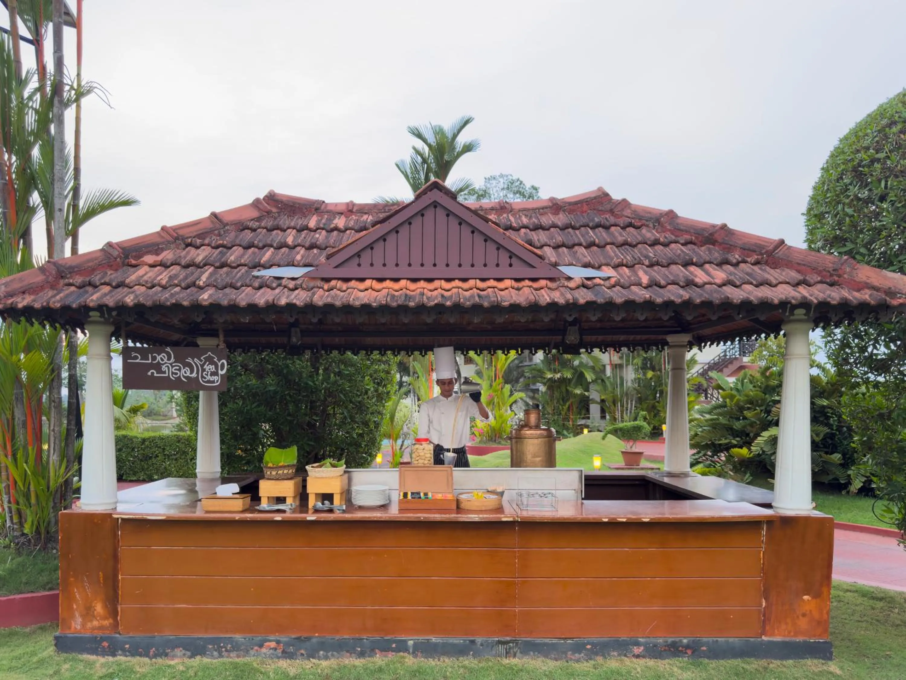 Food and drinks in Sterling Lake Palace Alleppey