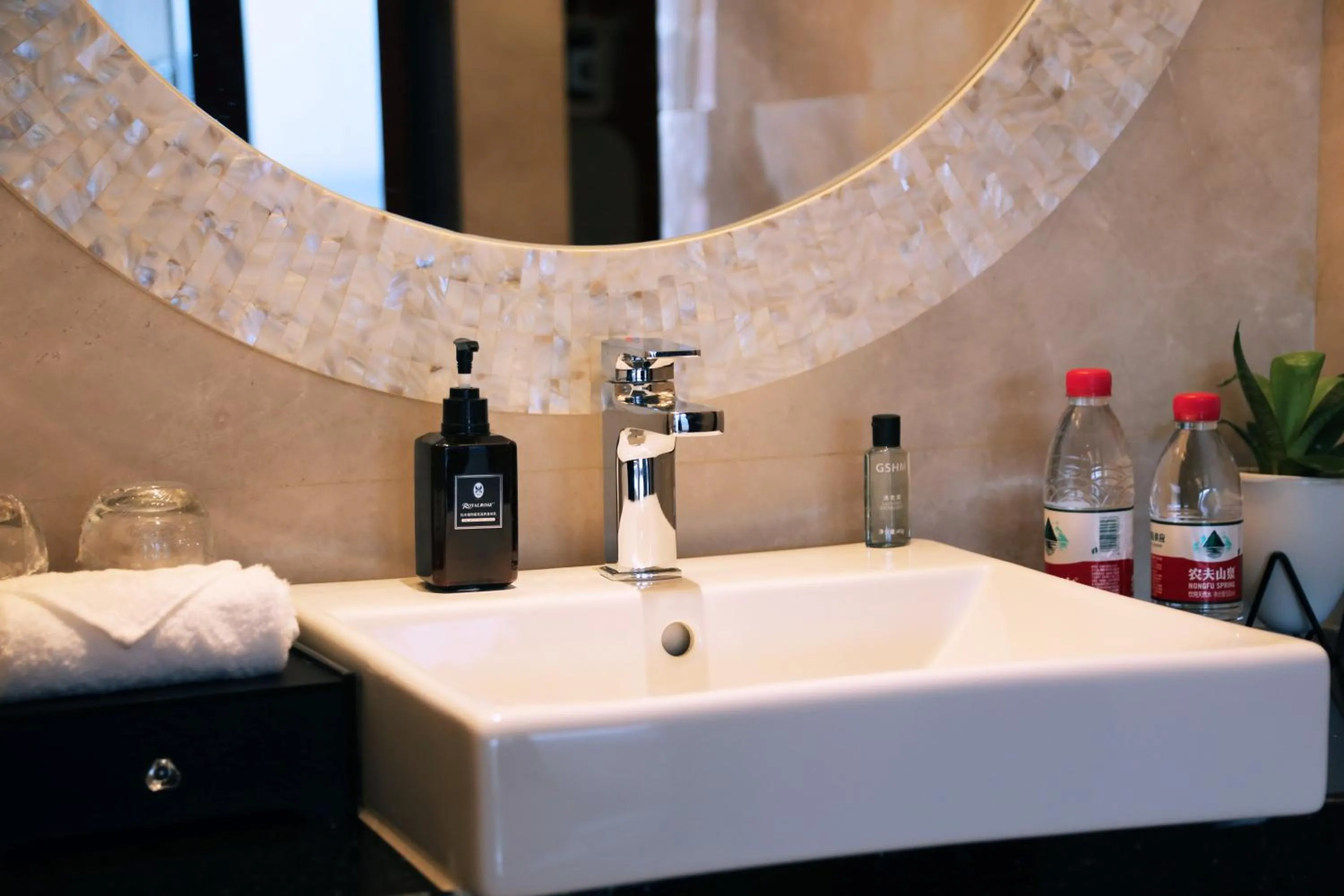 Toilet in Grand Skylight International Hotel Shenzhen Guanlan, Near Metro Station, Huawei, Foxcnn, Shenzhen North Railway