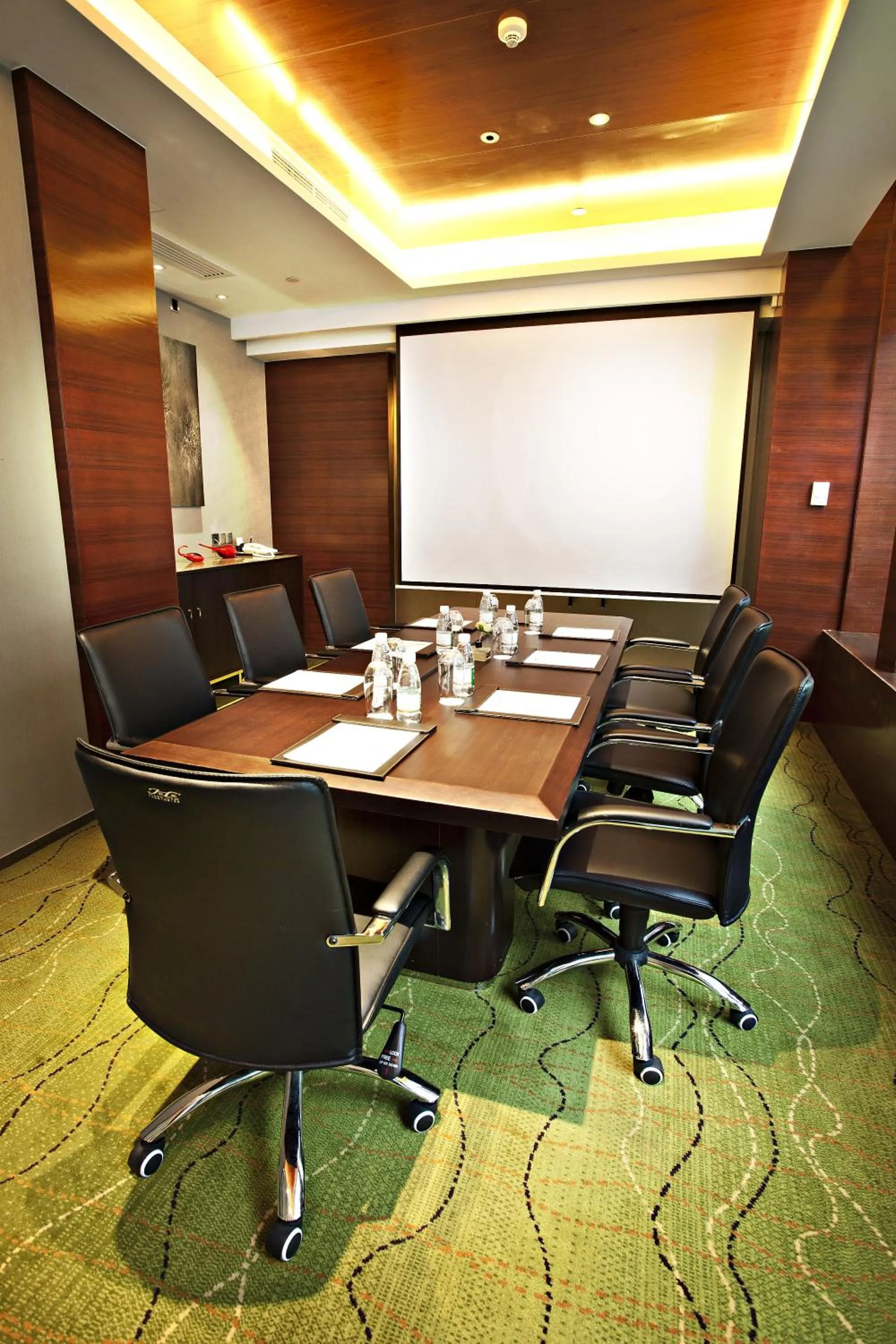 Business facilities in Grand Skylight International Hotel Shenzhen Guanlan, Near Metro Station, Huawei, Foxcnn, Shenzhen North Railway