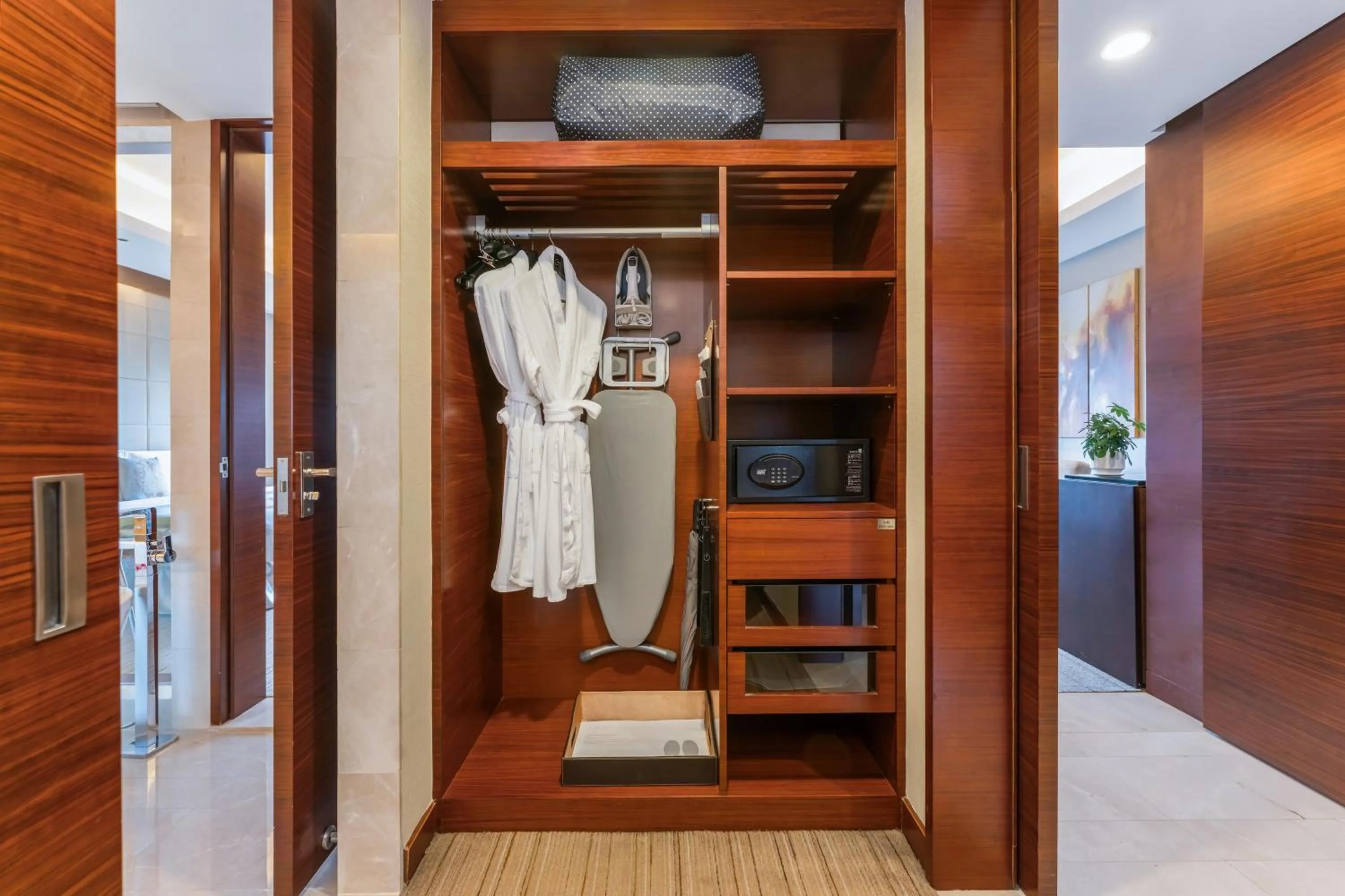 wardrobe in Grand Skylight International Hotel Shenzhen Guanlan, Near Metro Station, Huawei, Foxcnn, Shenzhen North Railway