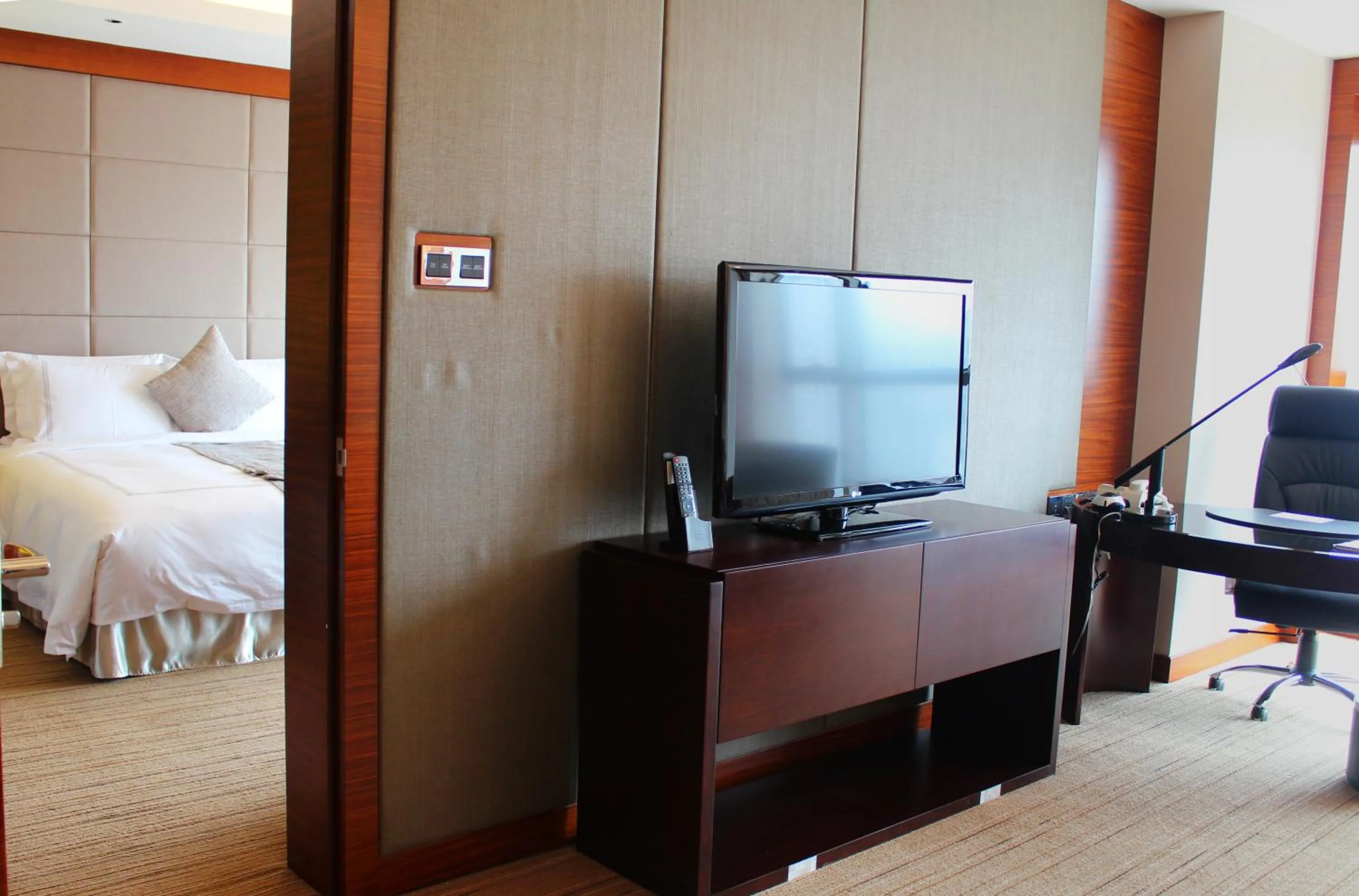 Communal lounge/ TV room, Bed in Grand Skylight International Hotel Shenzhen Guanlan, Near Metro Station, Huawei, Foxcnn, Shenzhen North Railway