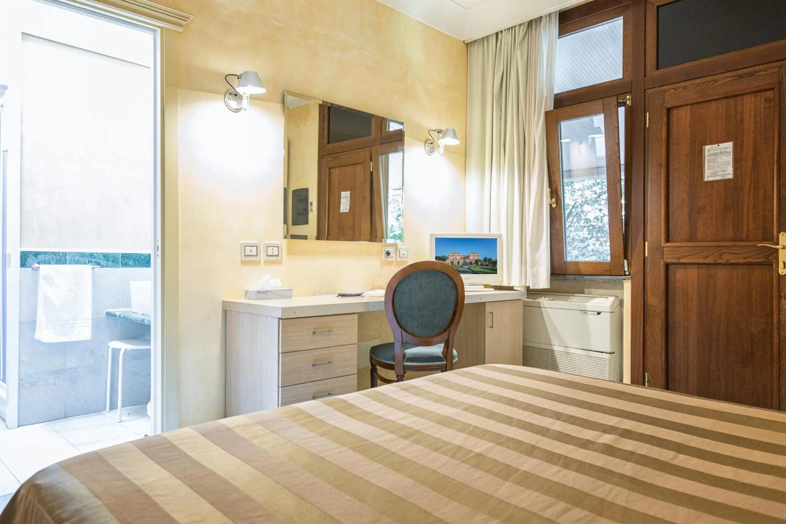 Photo of the whole room, Bed in Villa Signorini Hotel