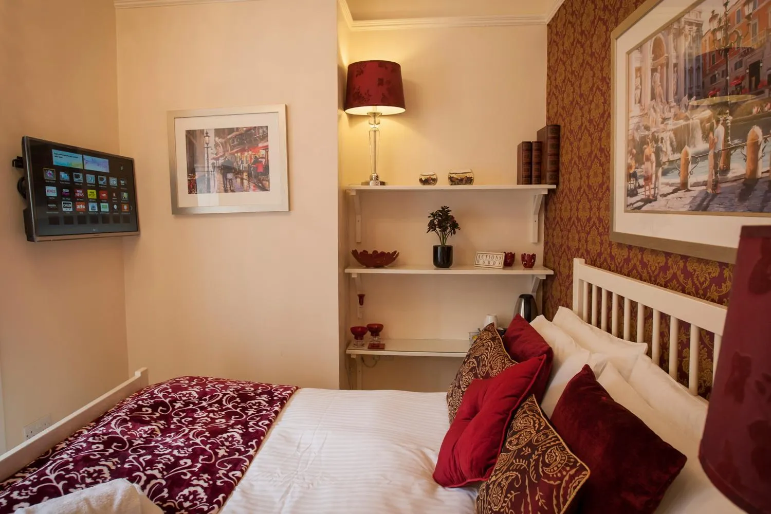 Bedroom, Bed in The Leicester