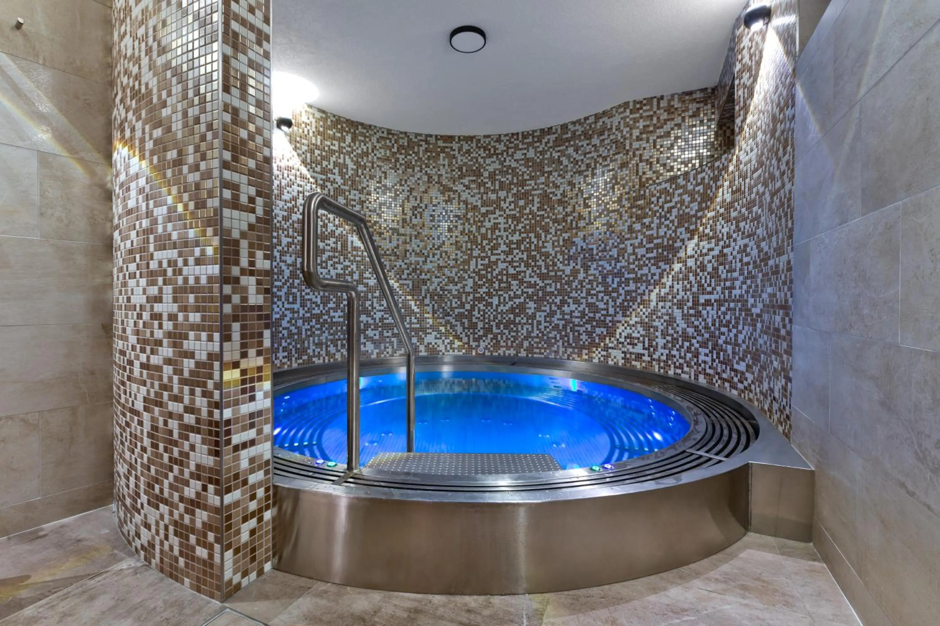 Hot Tub in Ala hotel