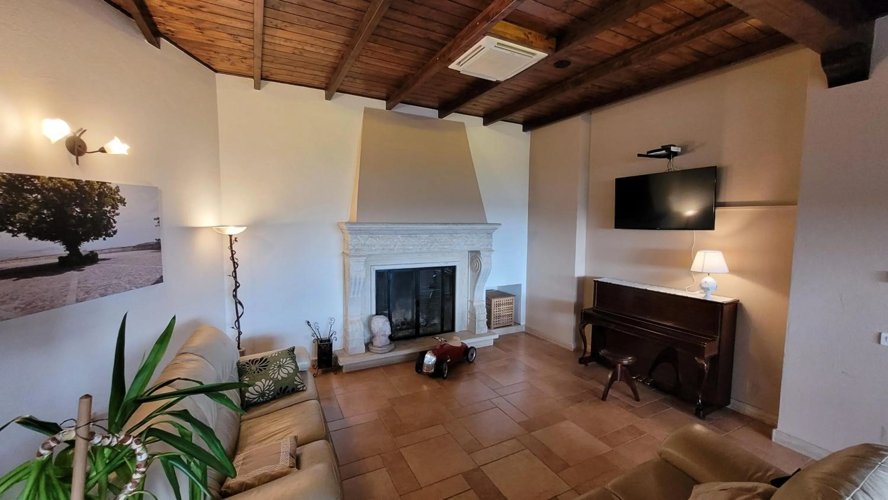 Communal lounge/ TV room in Domus Romulea