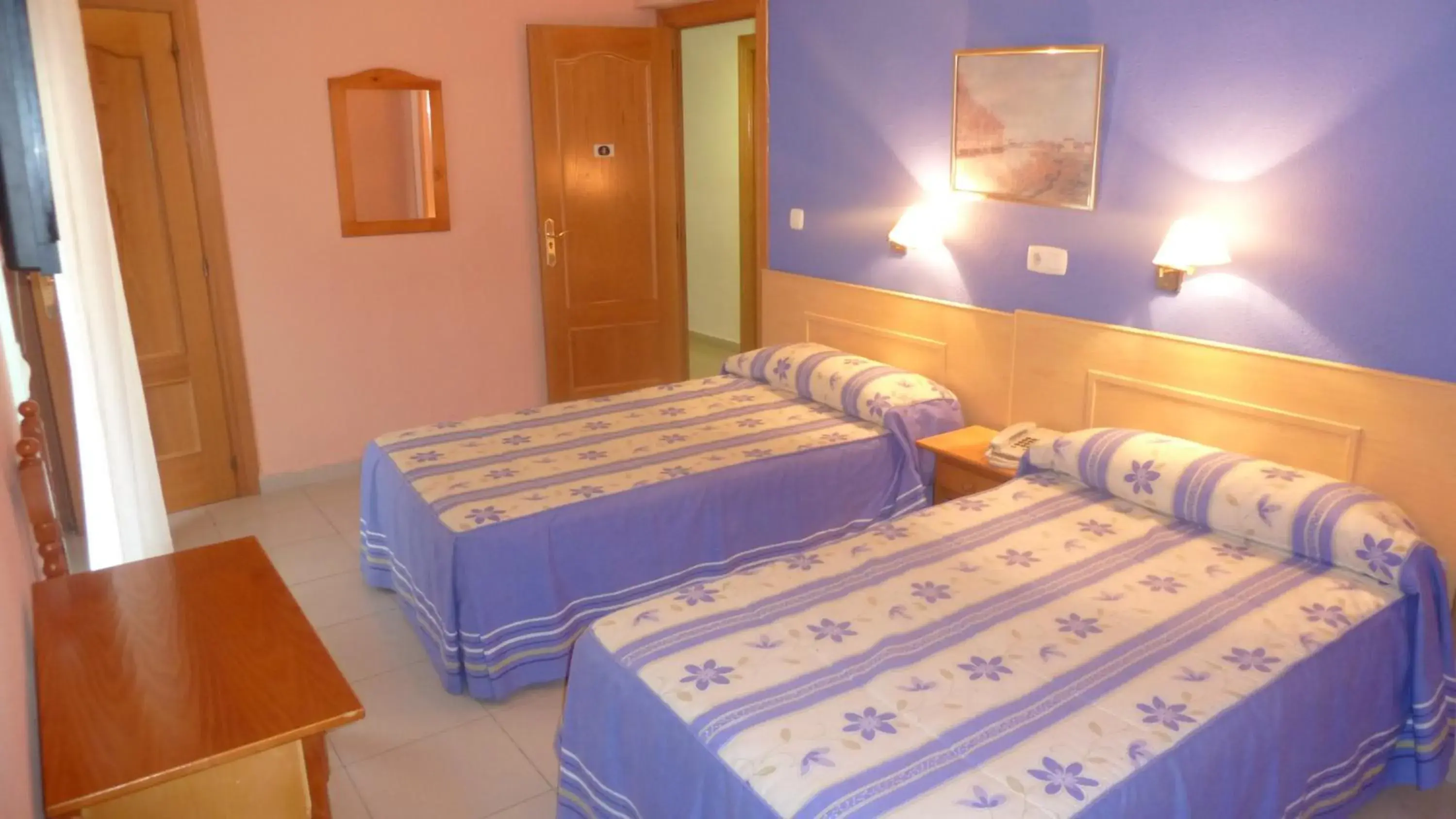 Budget Twin Room in Hostal Al-Qazeres Budget Twin Room in Hostal Al-Qazeres