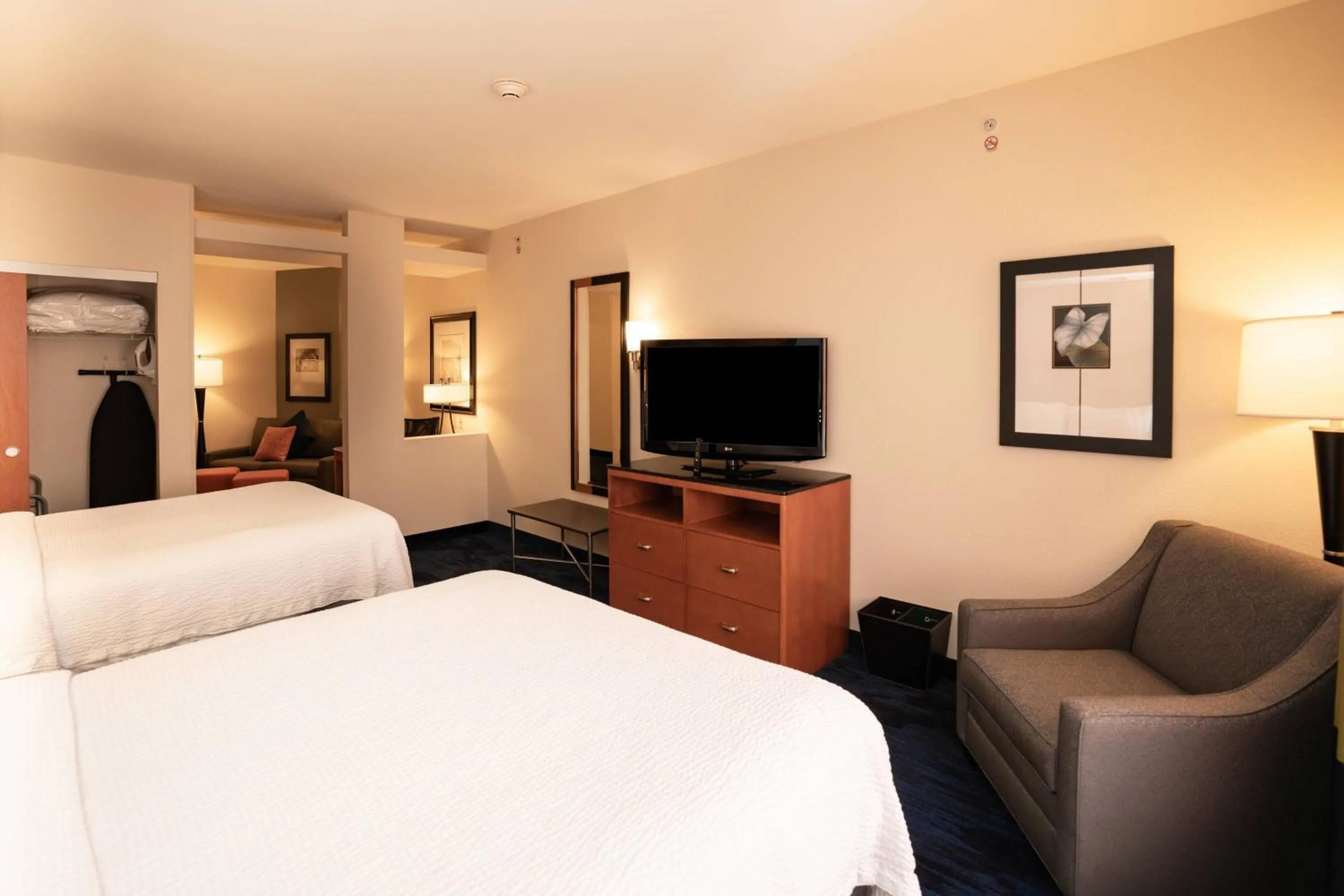 Photo of the whole room, Bed in Fairfield Inn & Suites by Marriott Kearney