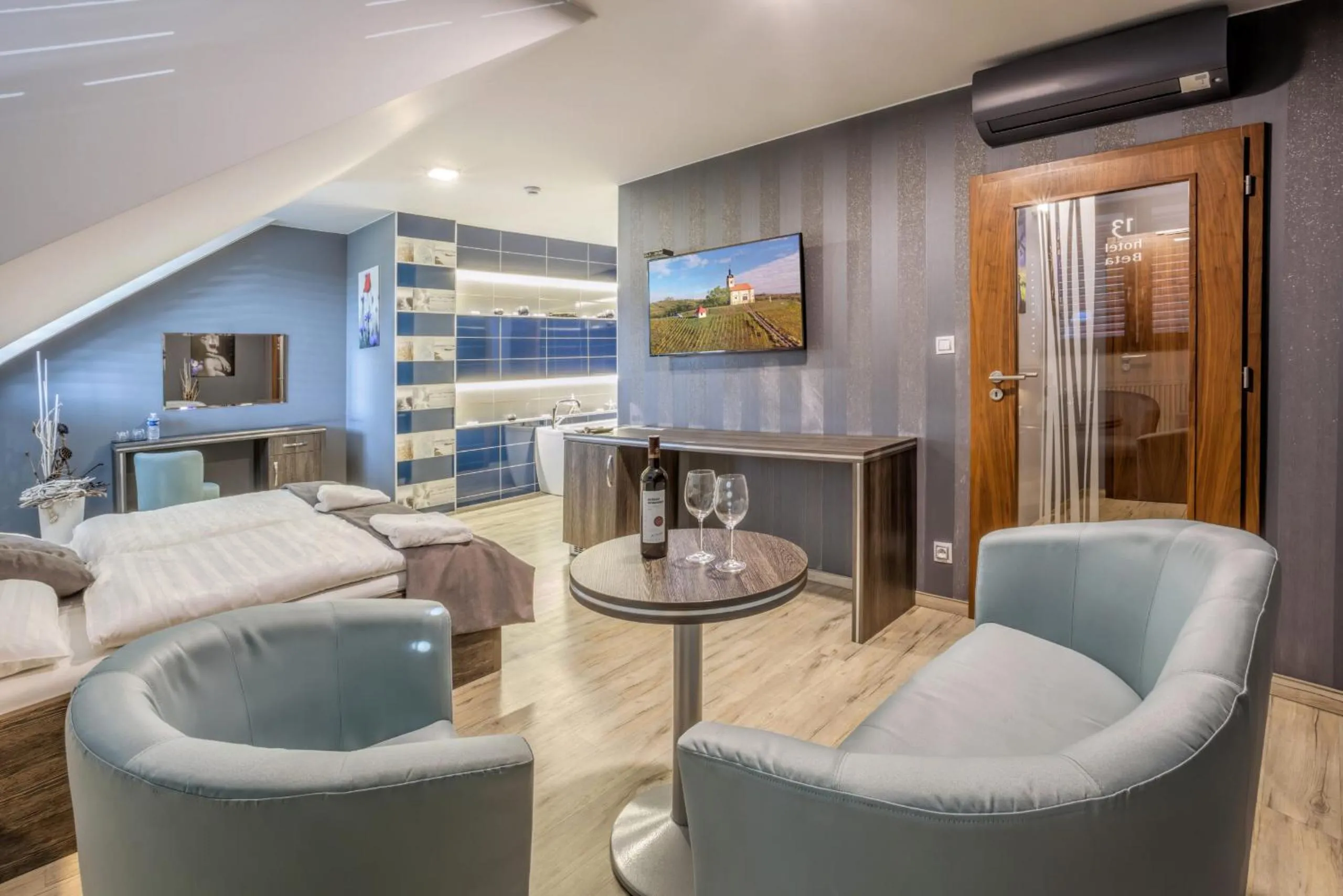 TV and multimedia in Hotel Beta