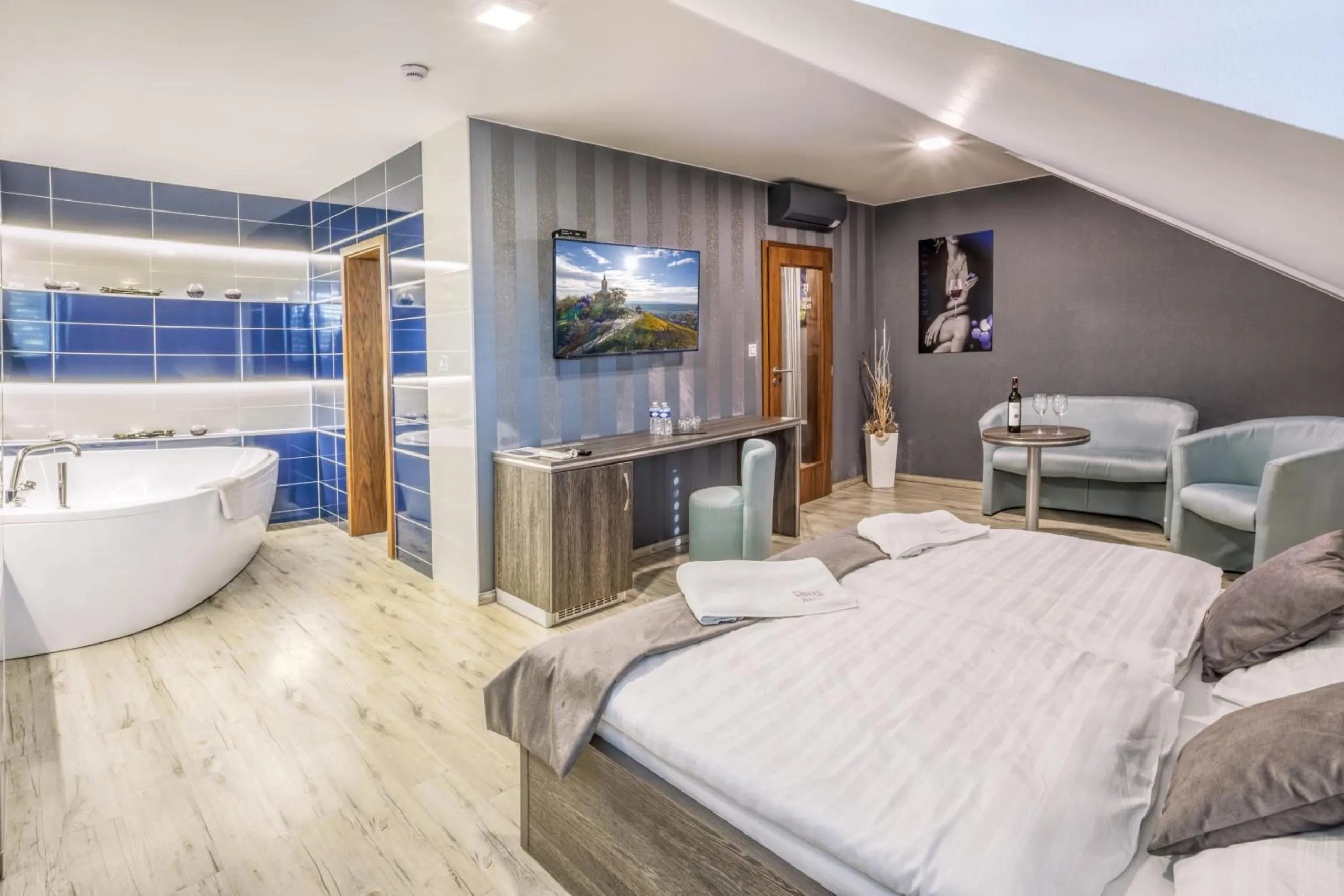 Bedroom, Bed in Hotel Beta