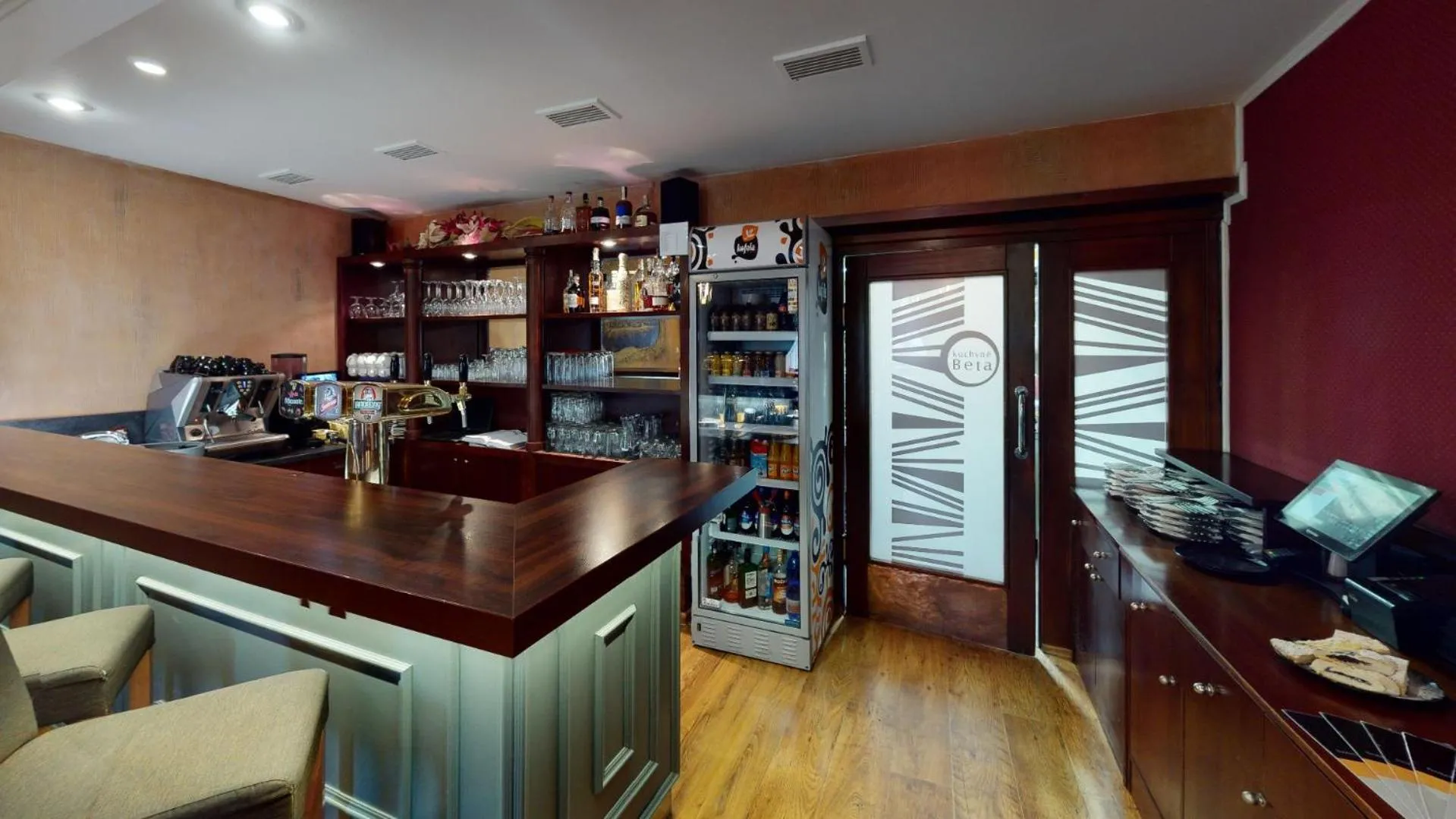 Restaurant/places to eat in Hotel Beta