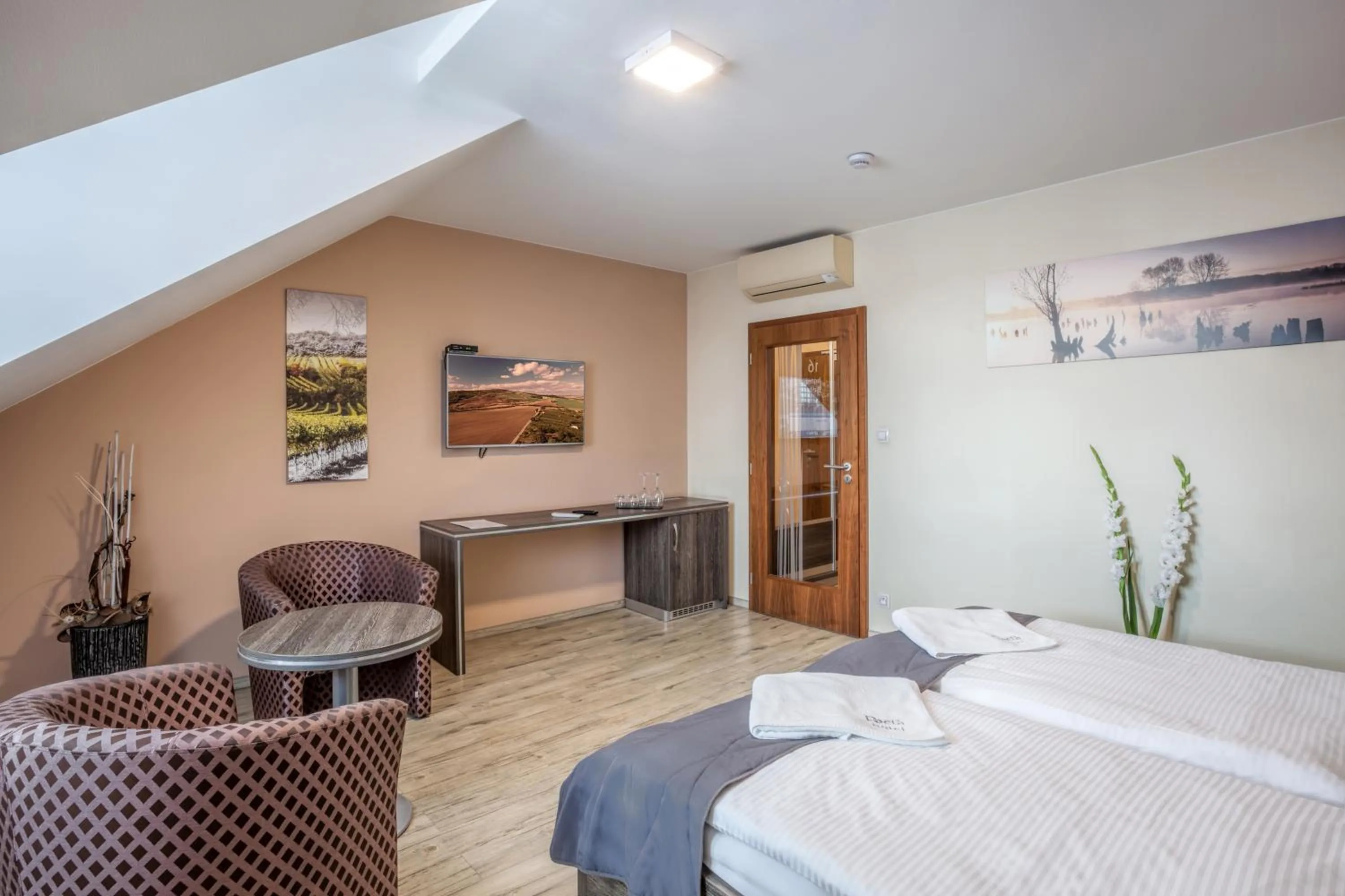 Living room, Bed in Hotel Beta