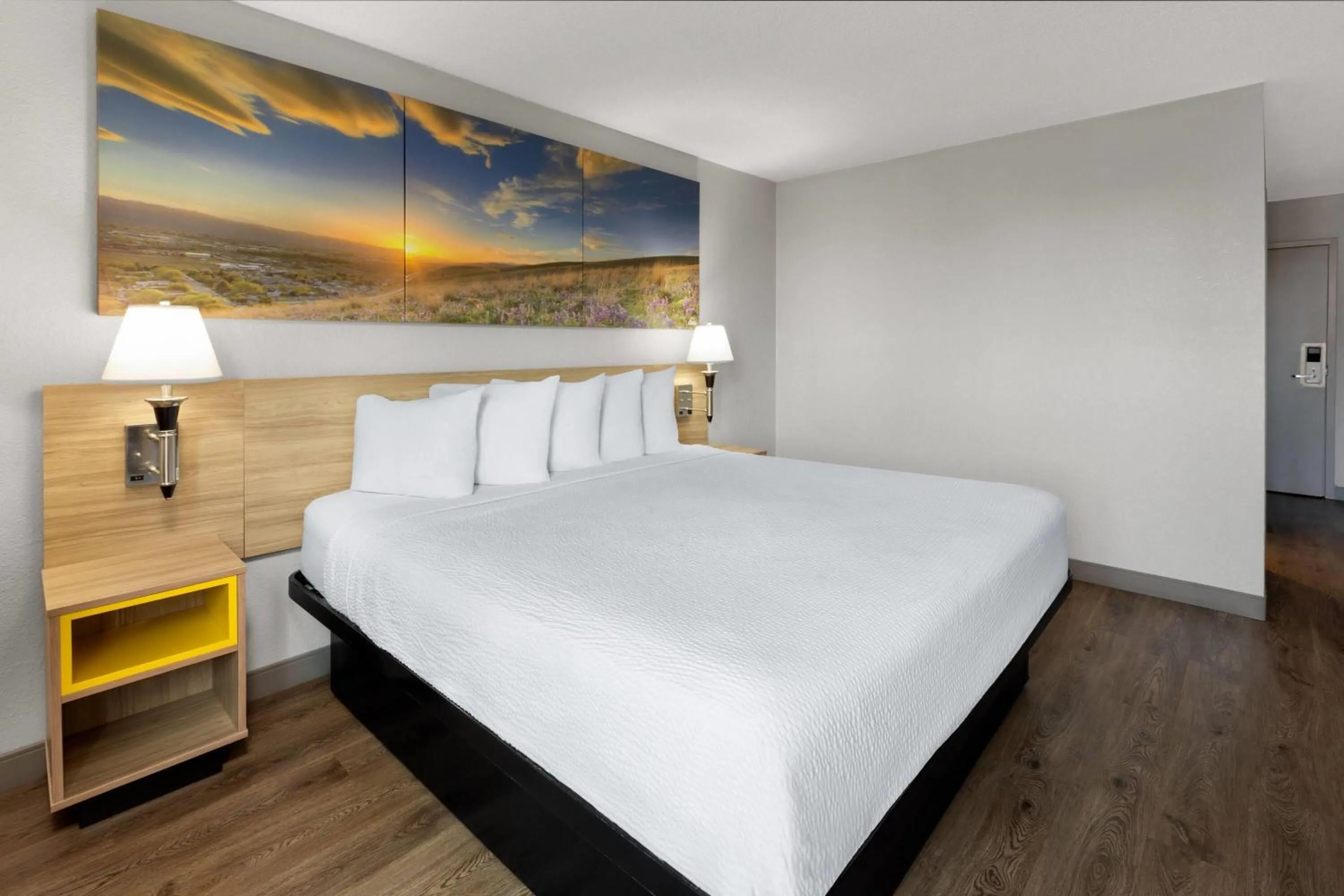 Photo of the whole room, Bed in Days Inn by Wyndham Cambridge