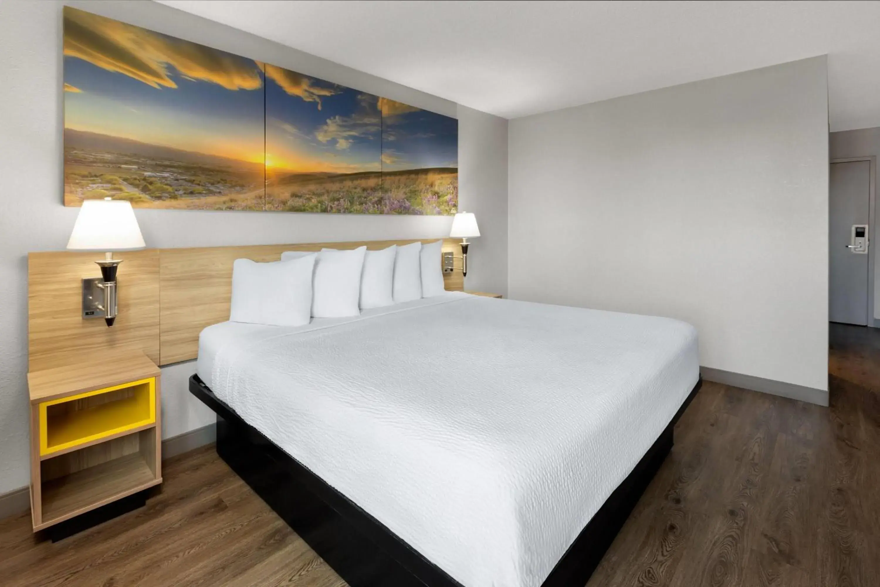 Photo of the whole room, Bed in Days Inn by Wyndham Cambridge Photo of the whole room, Bed in Days Inn by Wyndham Cambridge