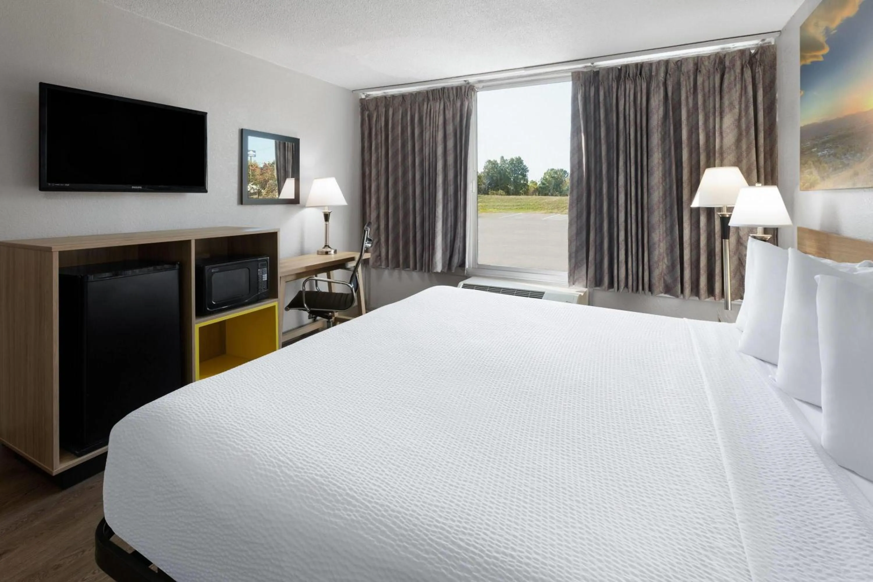 Photo of the whole room, Bed in Days Inn by Wyndham Cambridge