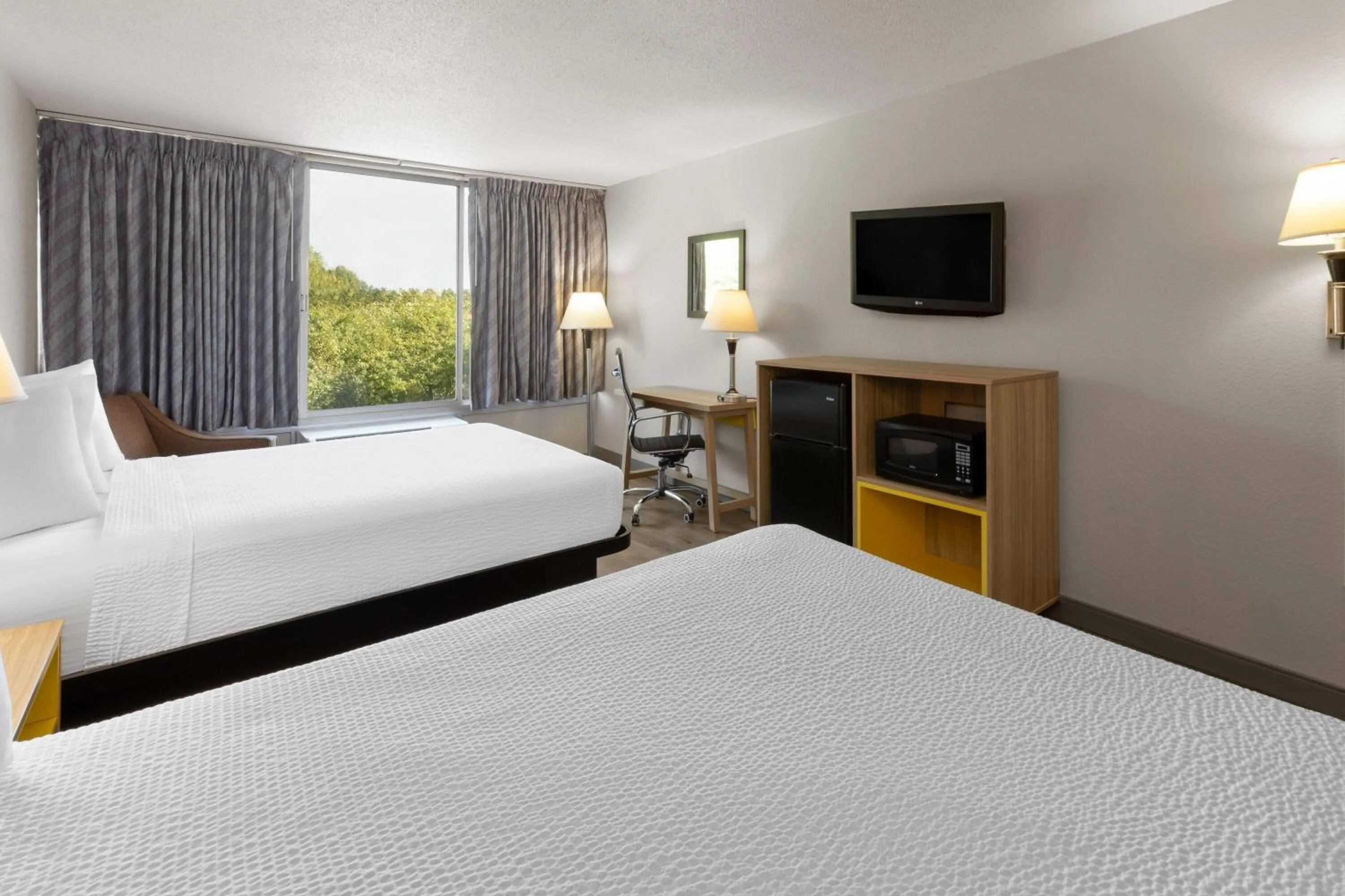 Photo of the whole room, Bed in Days Inn by Wyndham Cambridge