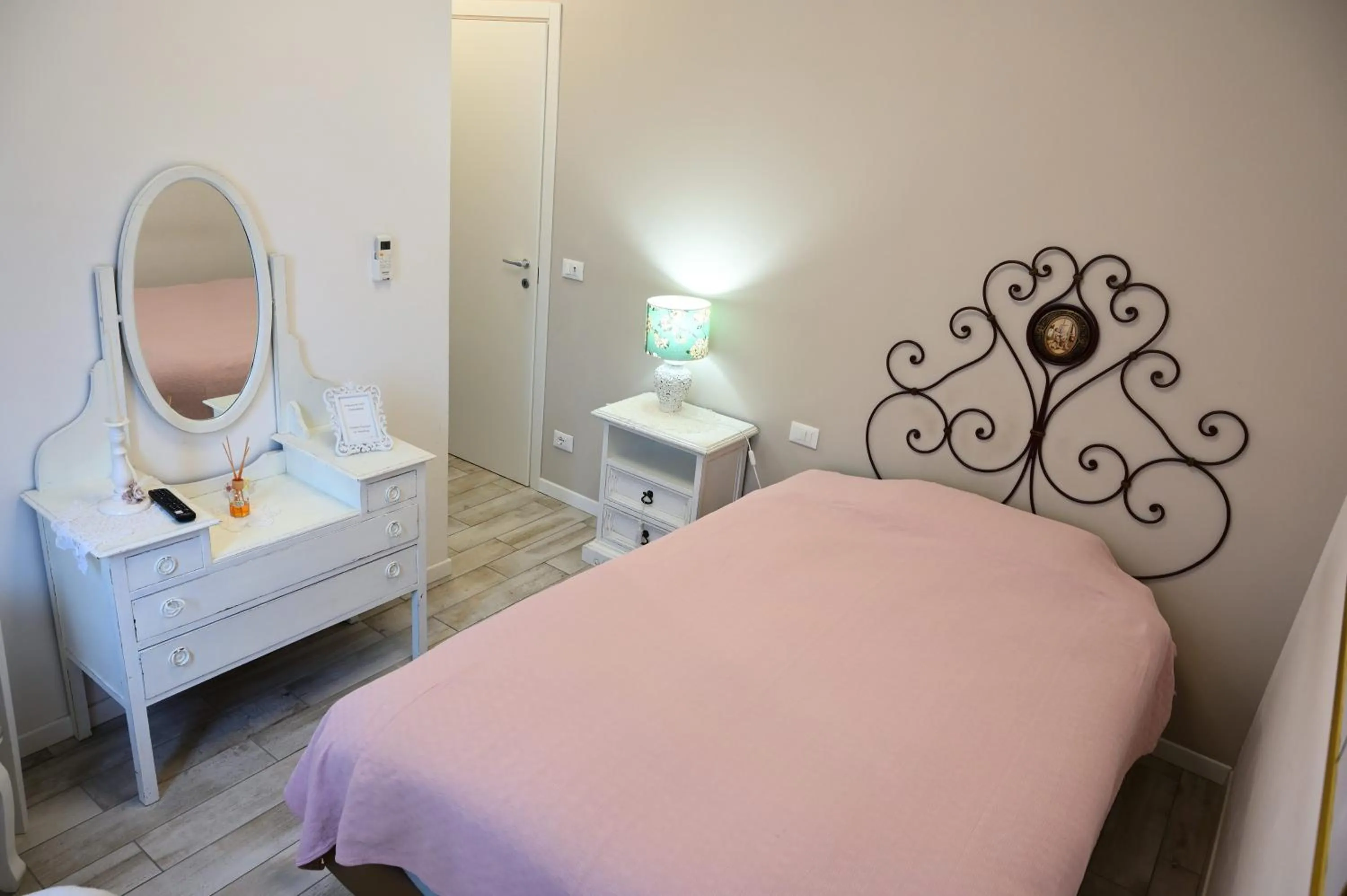 Photo of the whole room, Bed in La Garampa