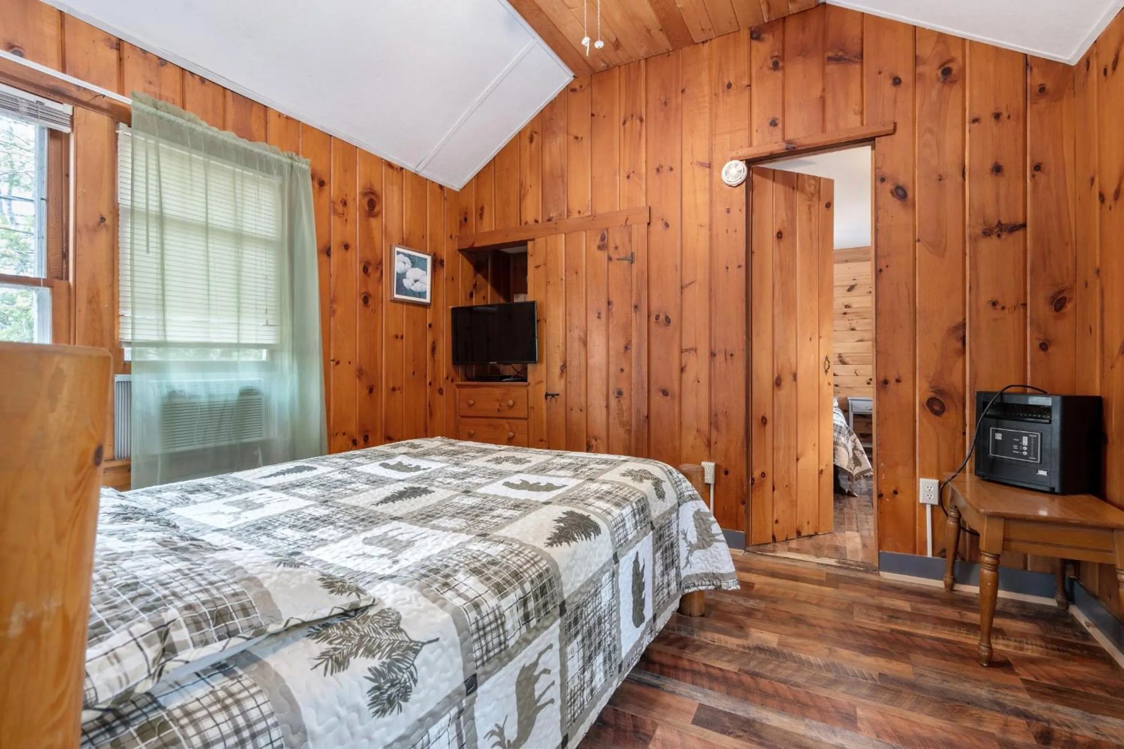 Bed in Hide-A-Way Waterfront Cottages