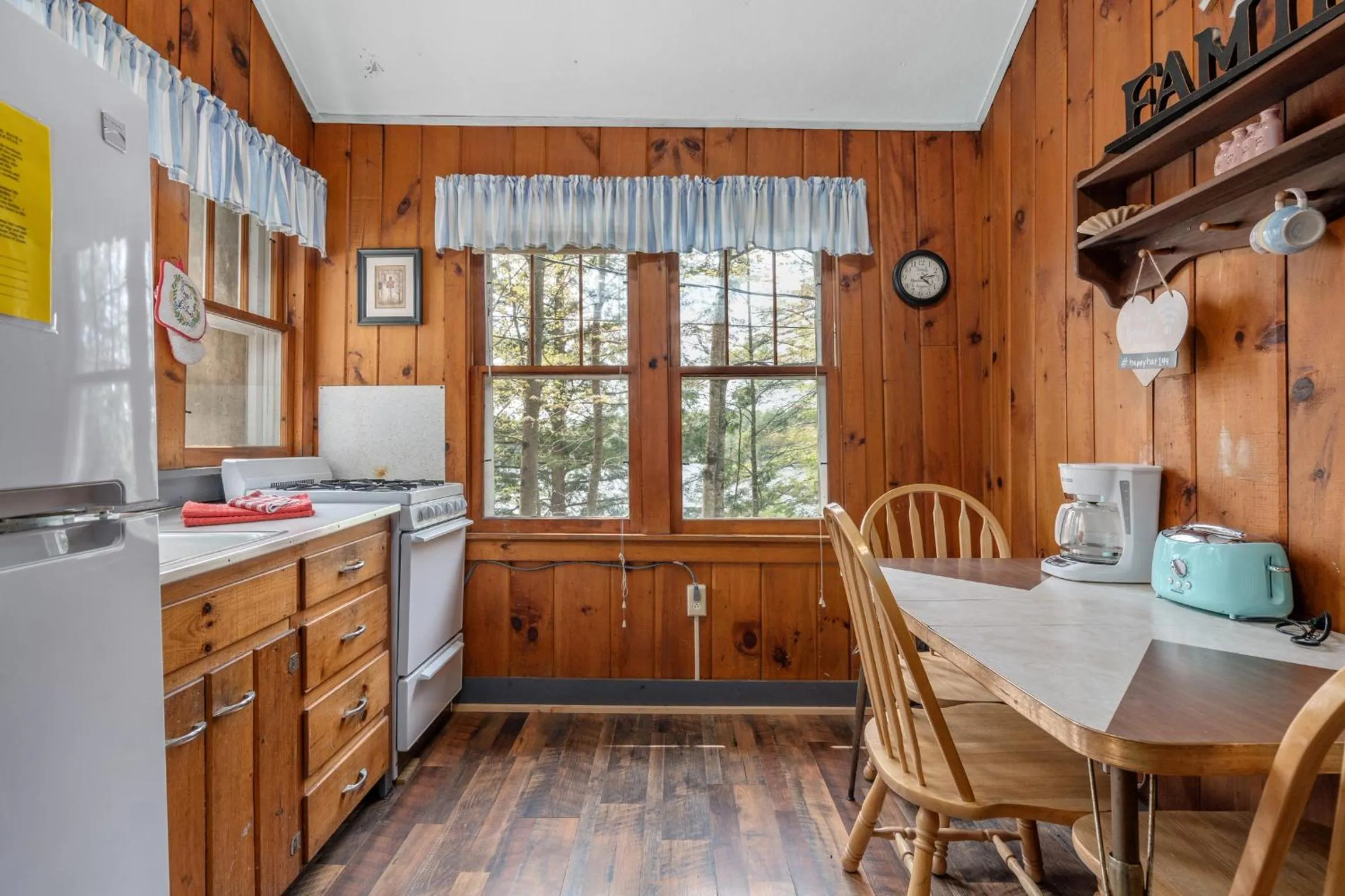 Hide-A-Way Waterfront Cottages