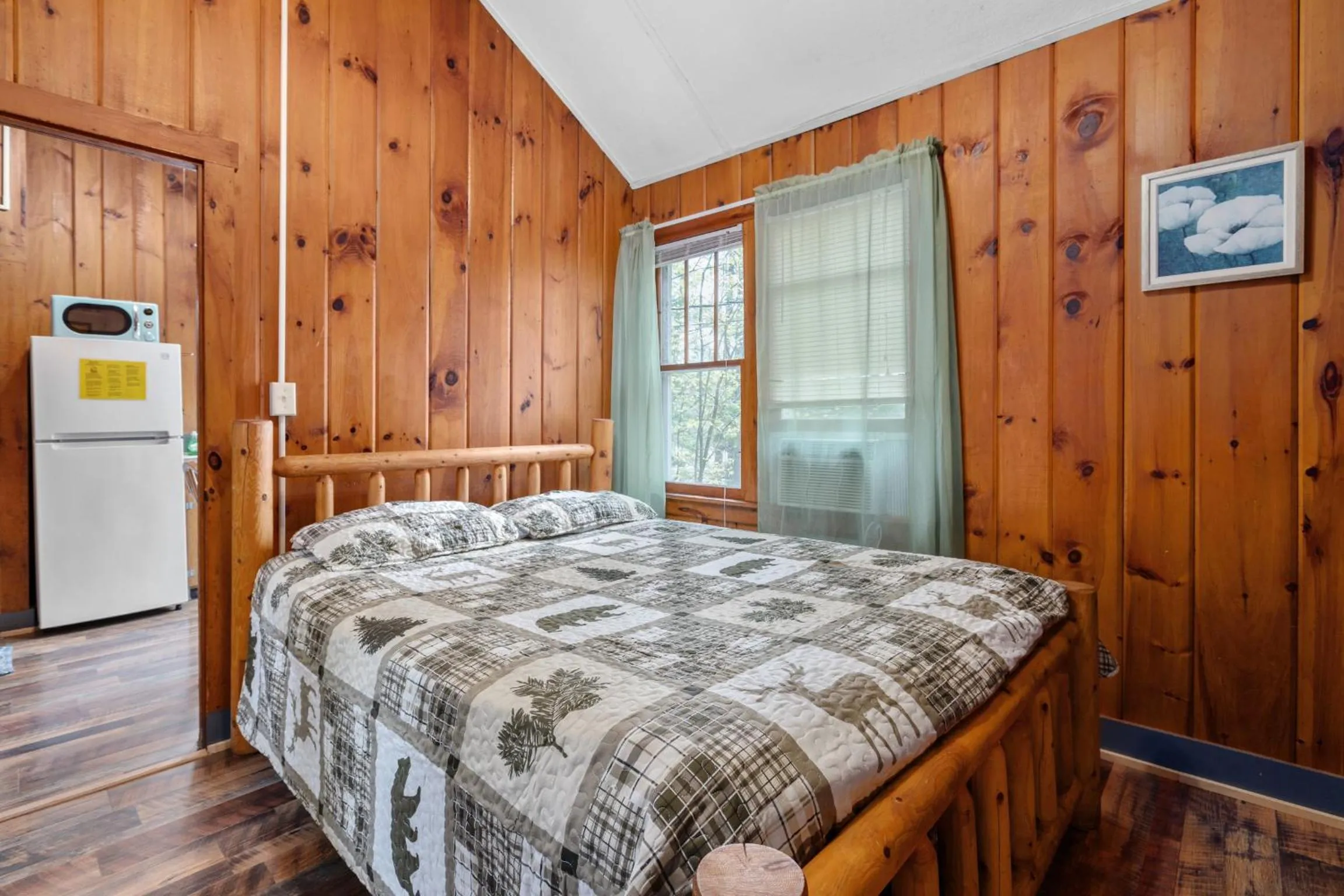 Bed in Hide-A-Way Waterfront Cottages