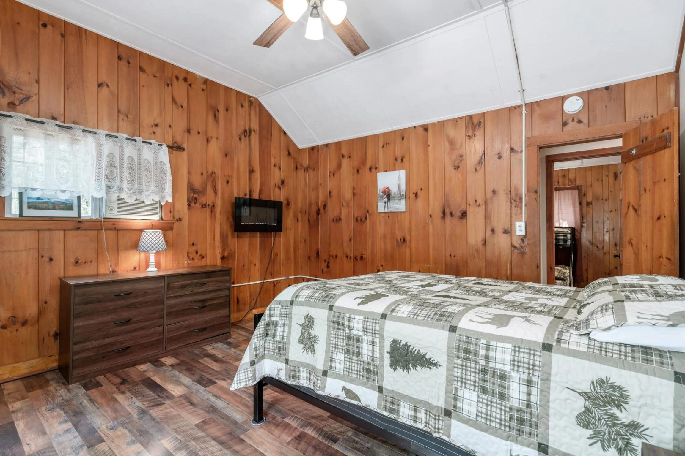 Bed in Hide-A-Way Waterfront Cottages