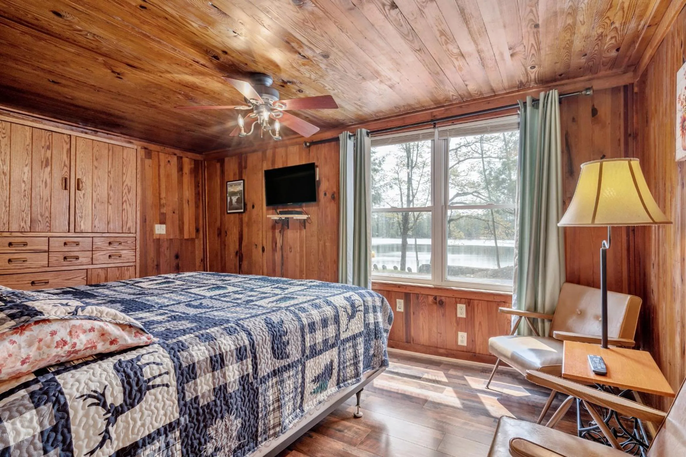 Bed in Hide-A-Way Waterfront Cottages