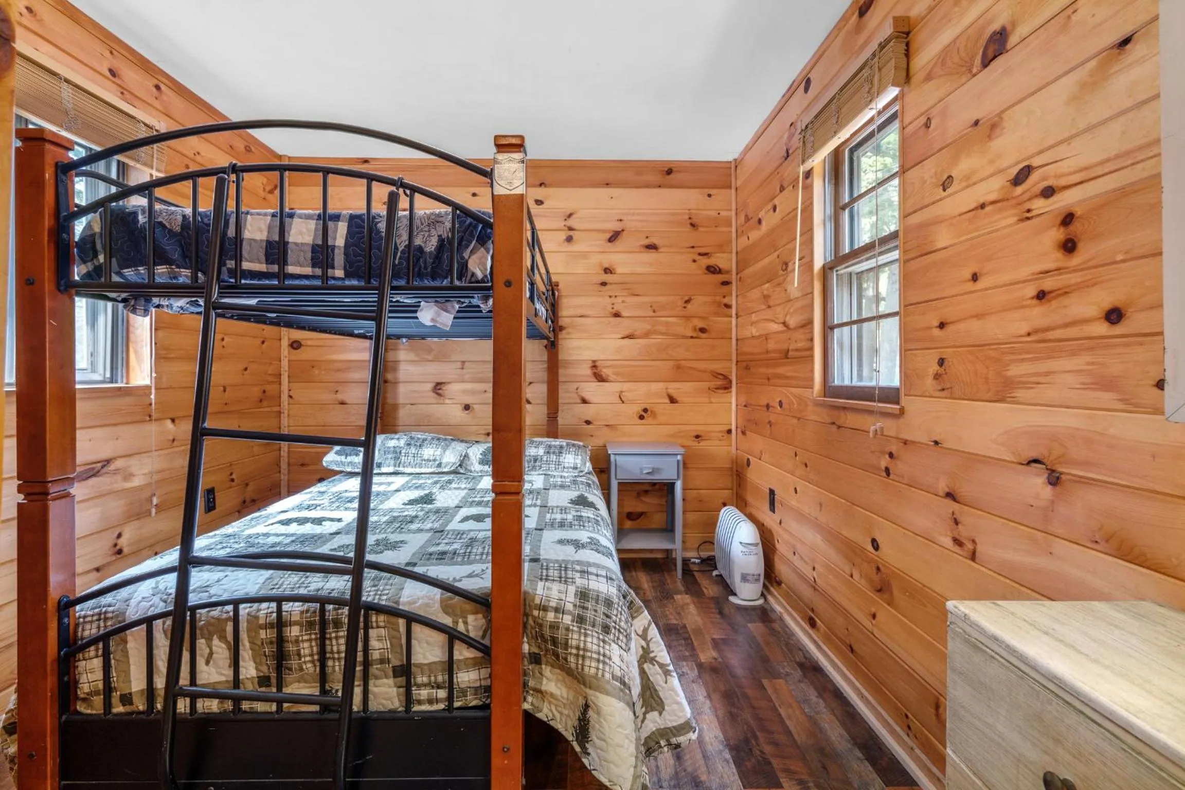 Bed in Hide-A-Way Waterfront Cottages