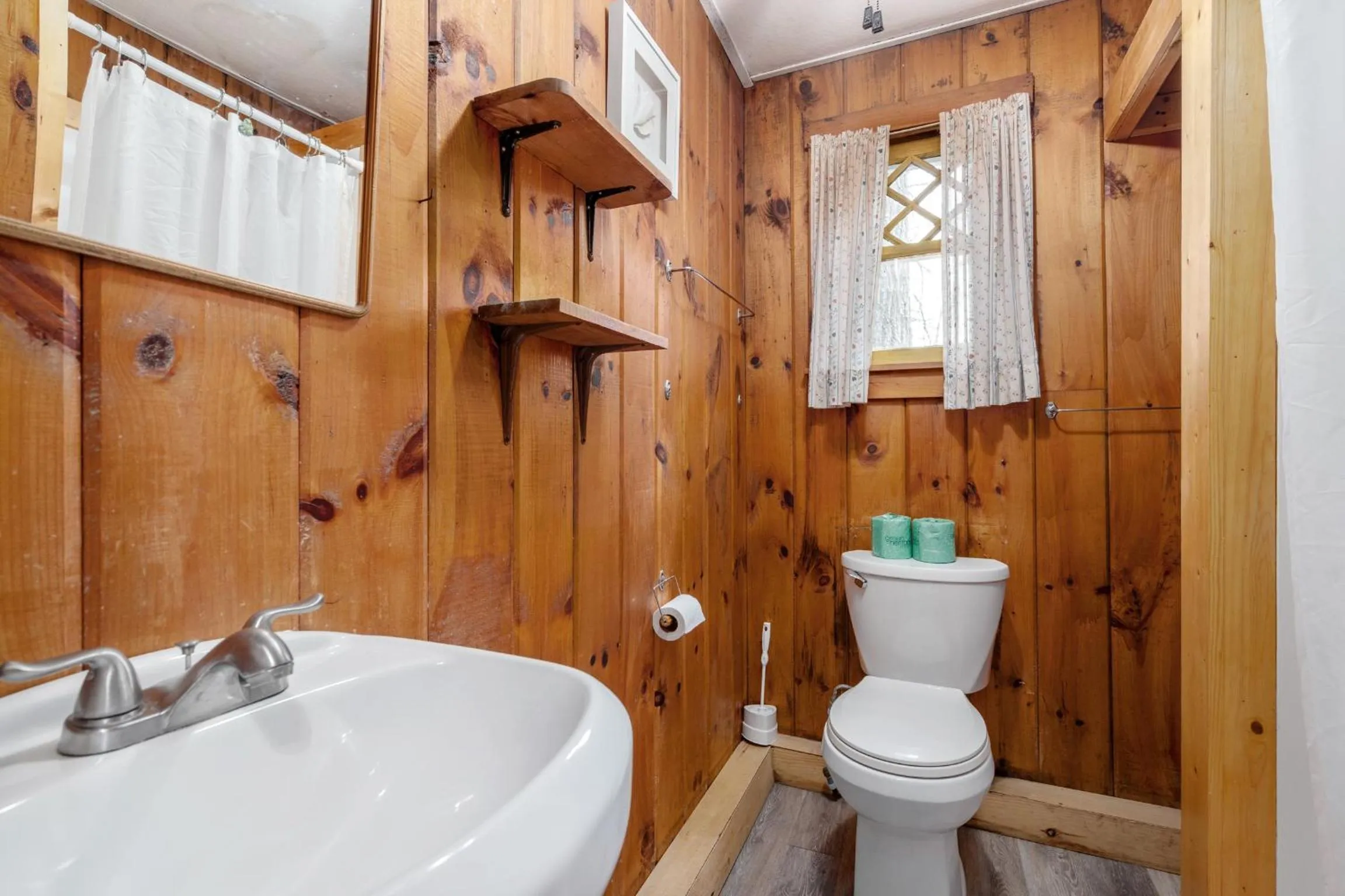 Hide-A-Way Waterfront Cottages