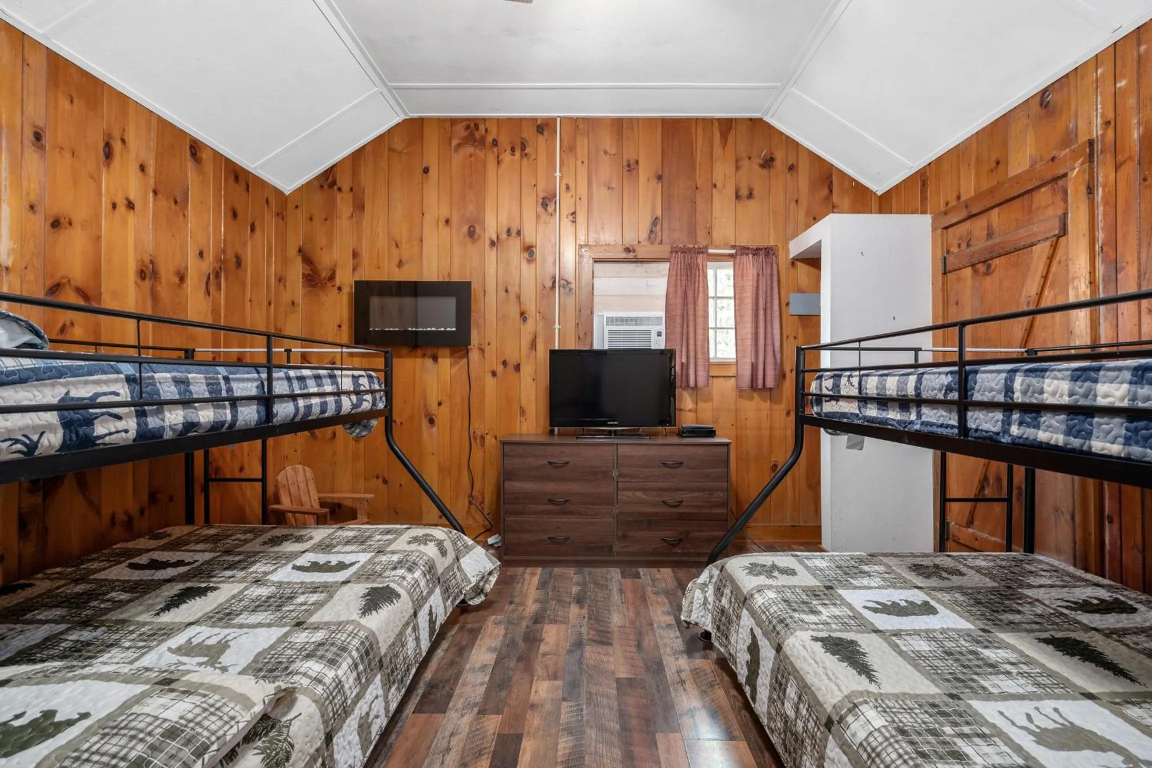 Bed in Hide-A-Way Waterfront Cottages