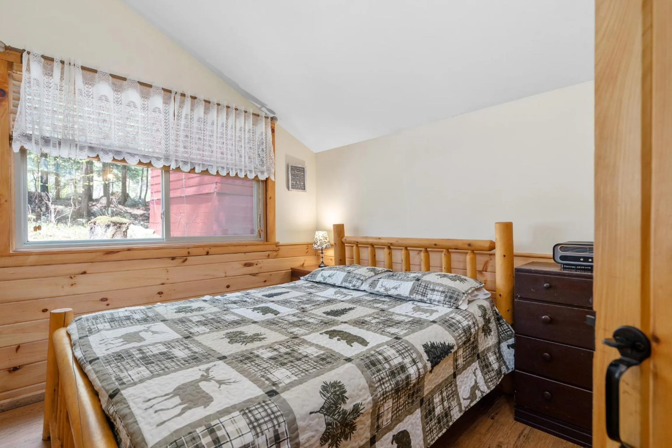 Bed in Hide-A-Way Waterfront Cottages