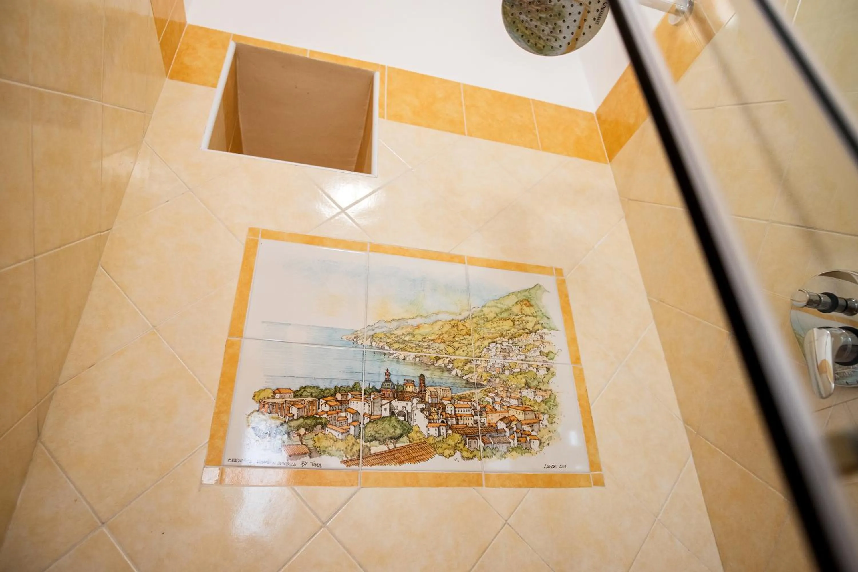 Shower in B&B Lo Scrigno