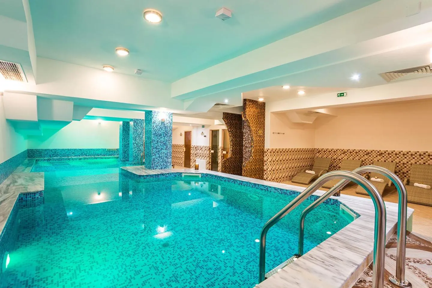 Swimming pool in Family Hotel Romantika