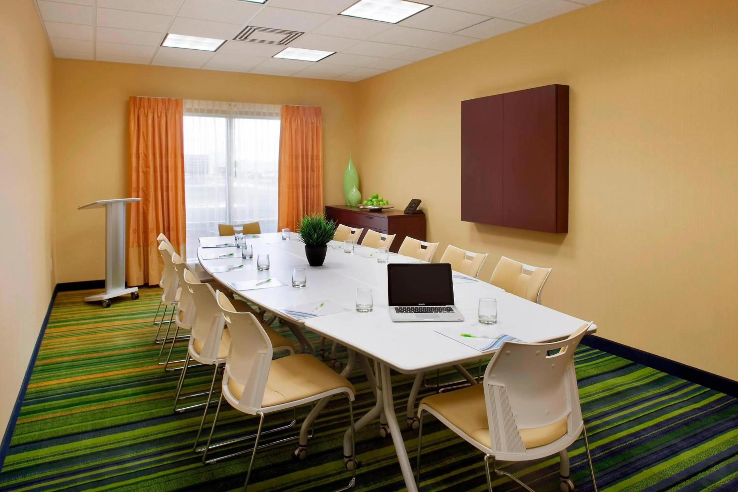 Meeting/conference room in Fairfield Inn & Suites by Marriott Toronto Mississauga