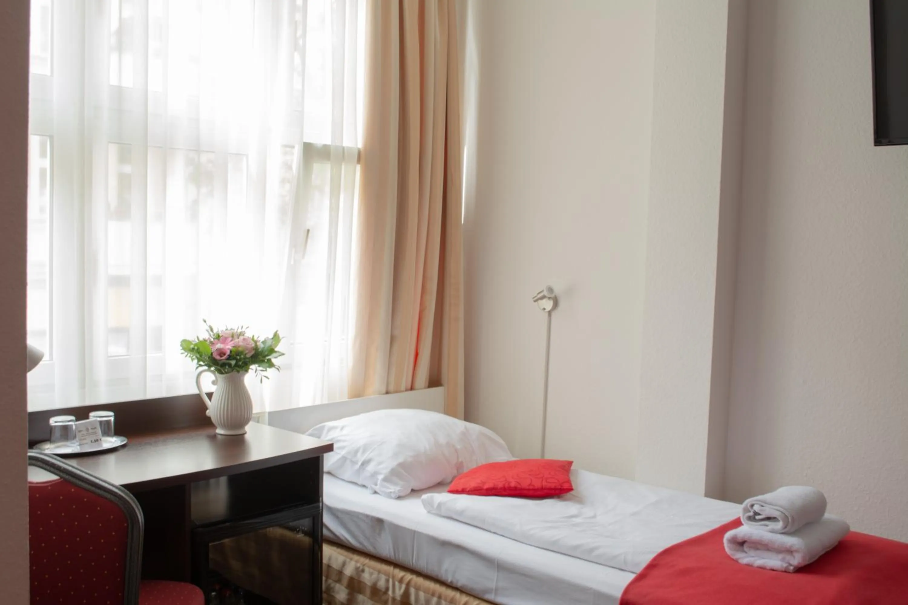 Bed in Atlas Berlin Hotel