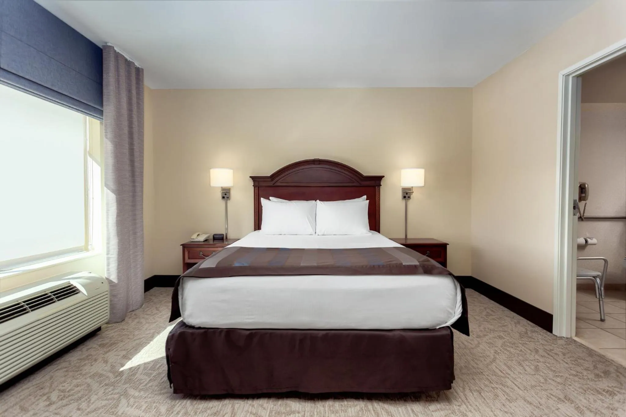 Photo of the whole room, Bed in Lexington Expo Hotel by IHG