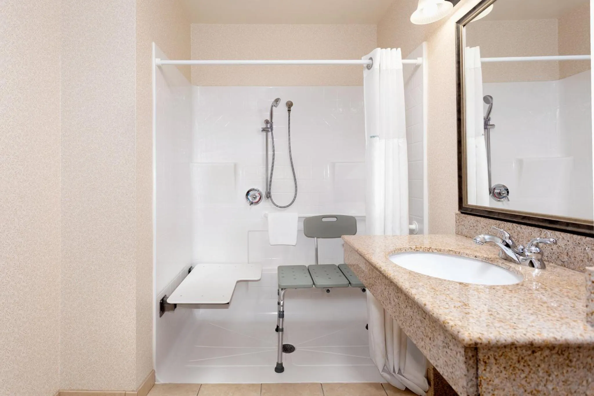 Photo of the whole room in Lexington Expo Hotel by IHG