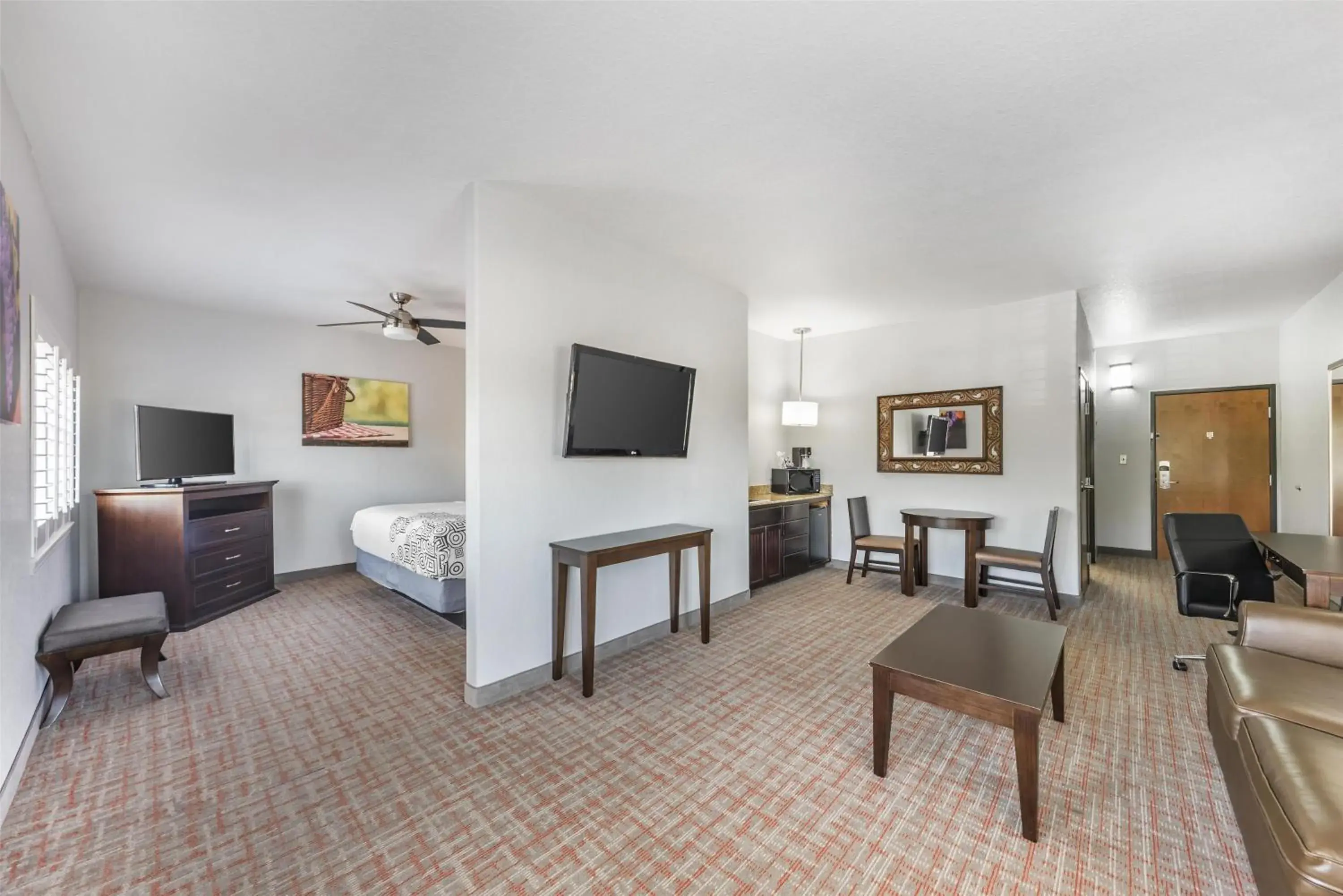 Photo of the whole room, Bed in Best Western Plus Fredericksburg Photo of the whole room, Bed in Best Western Plus Fredericksburg