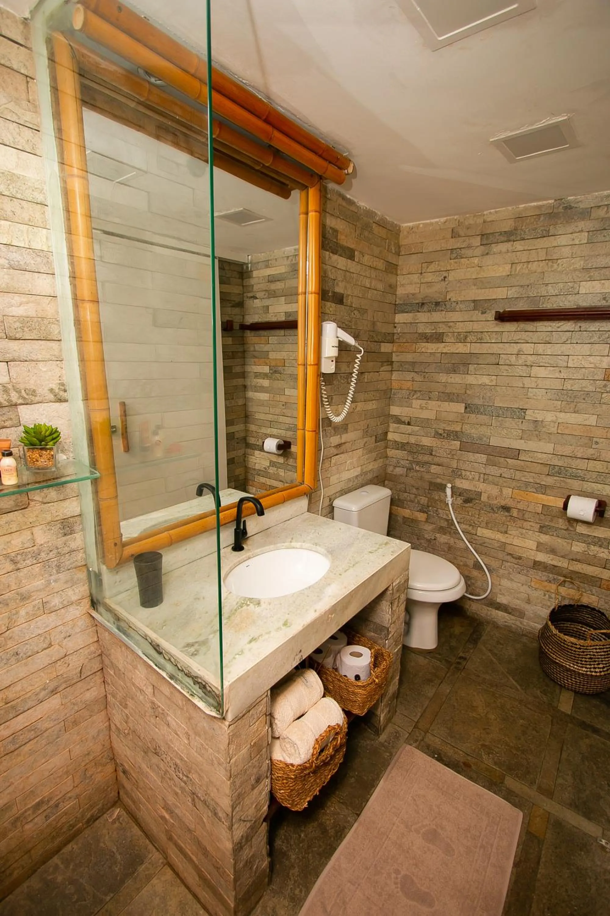 Toilet in Amagali Pousada