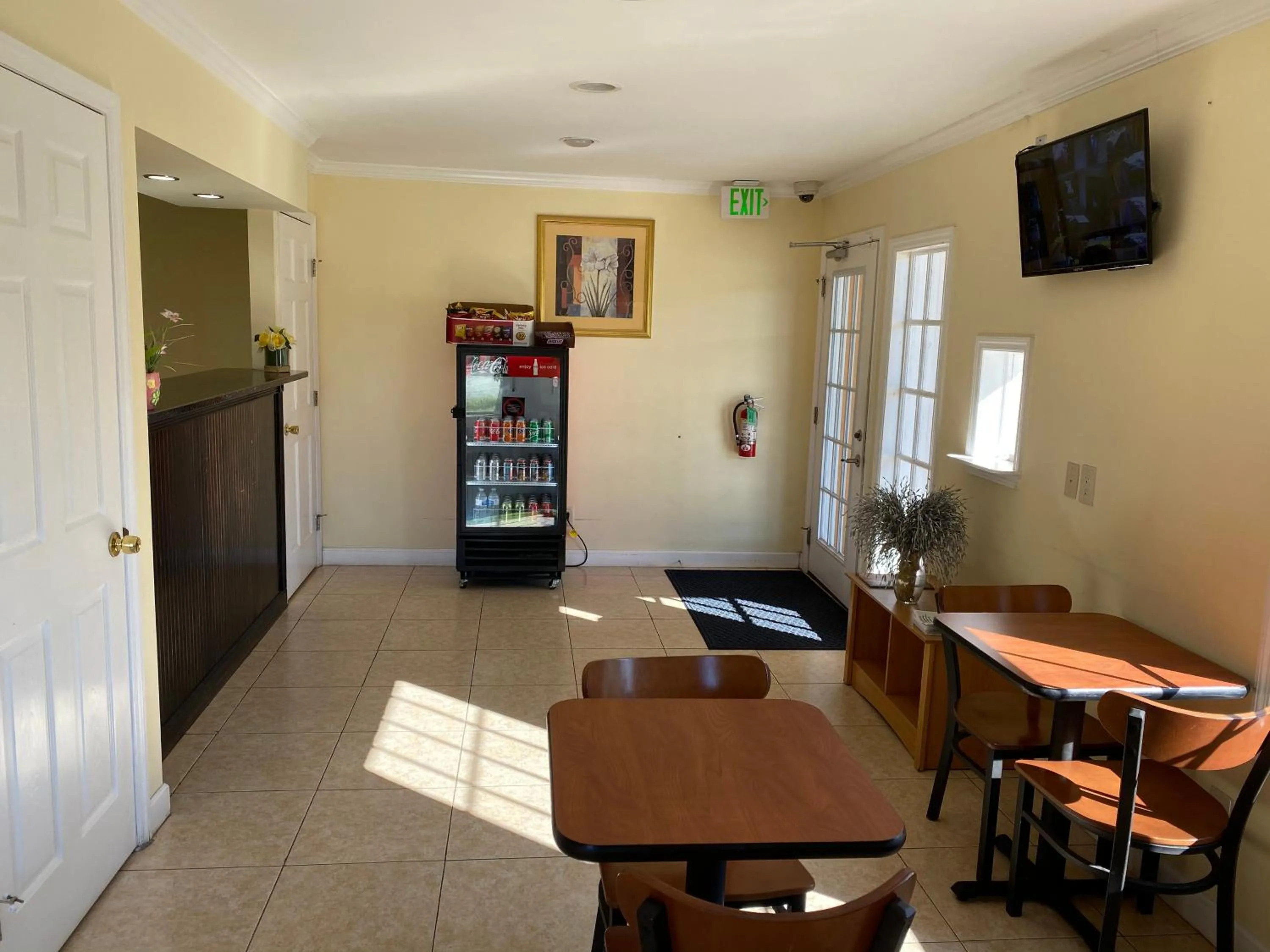 Seating area in Deluxe Inn Hardeeville