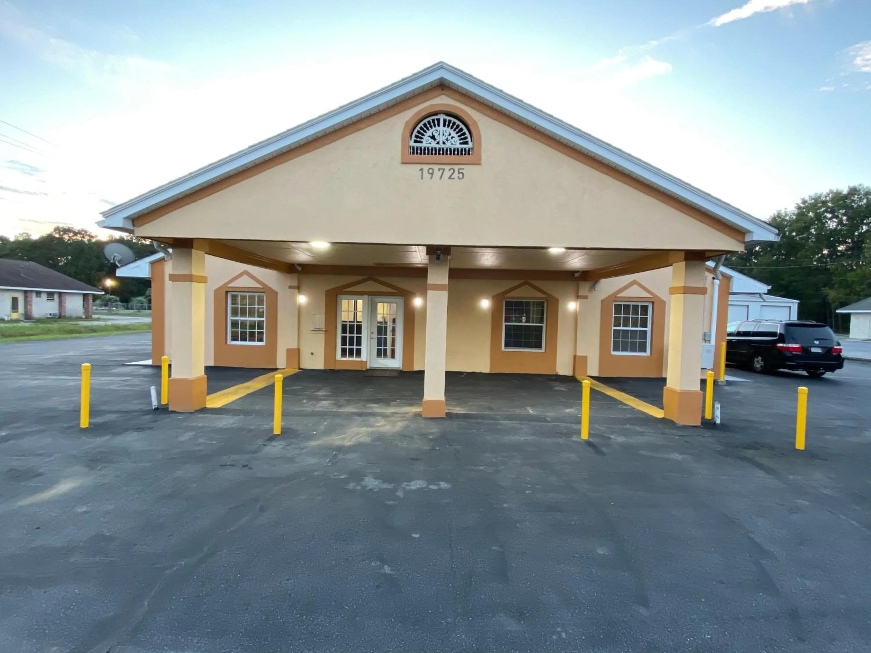 Property building in Deluxe Inn Hardeeville